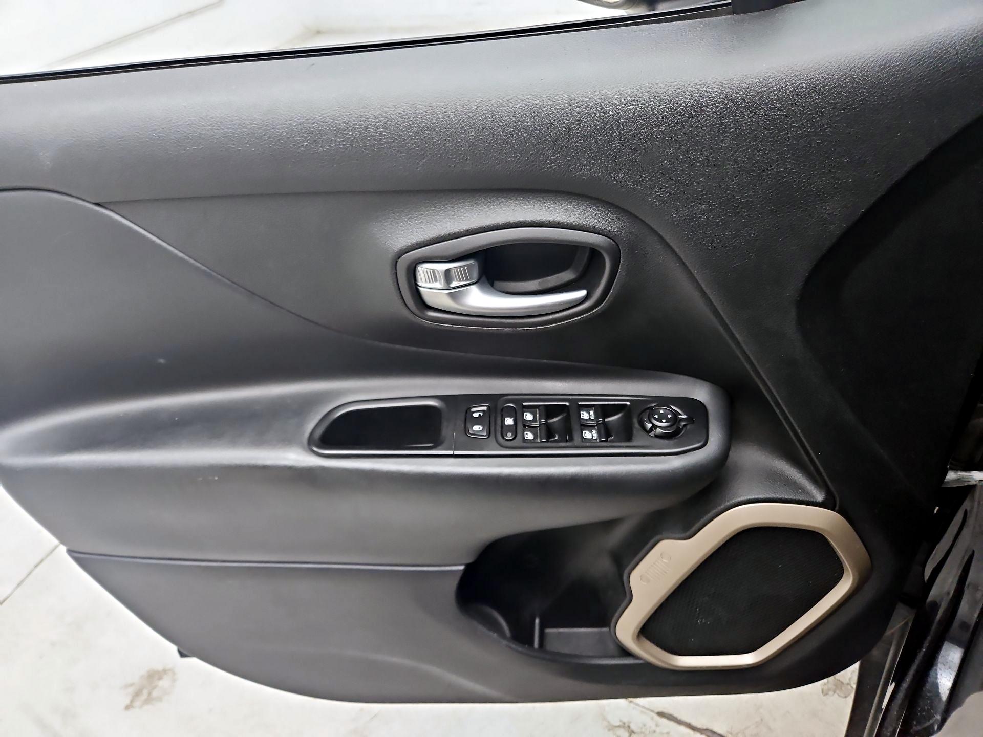 Thumbnail: 2015 Jeep Renegade - 12