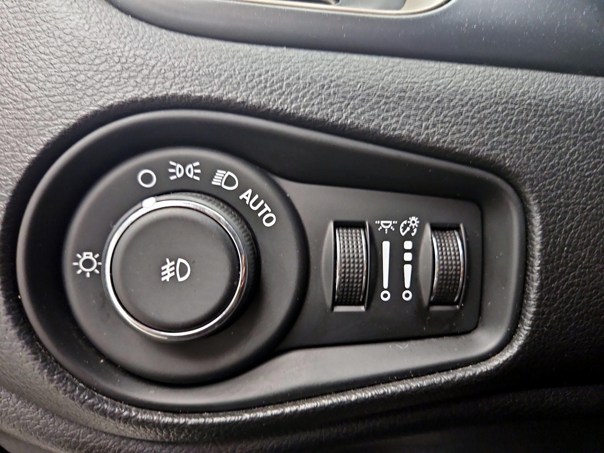 Thumbnail: 2015 Jeep Renegade - 13