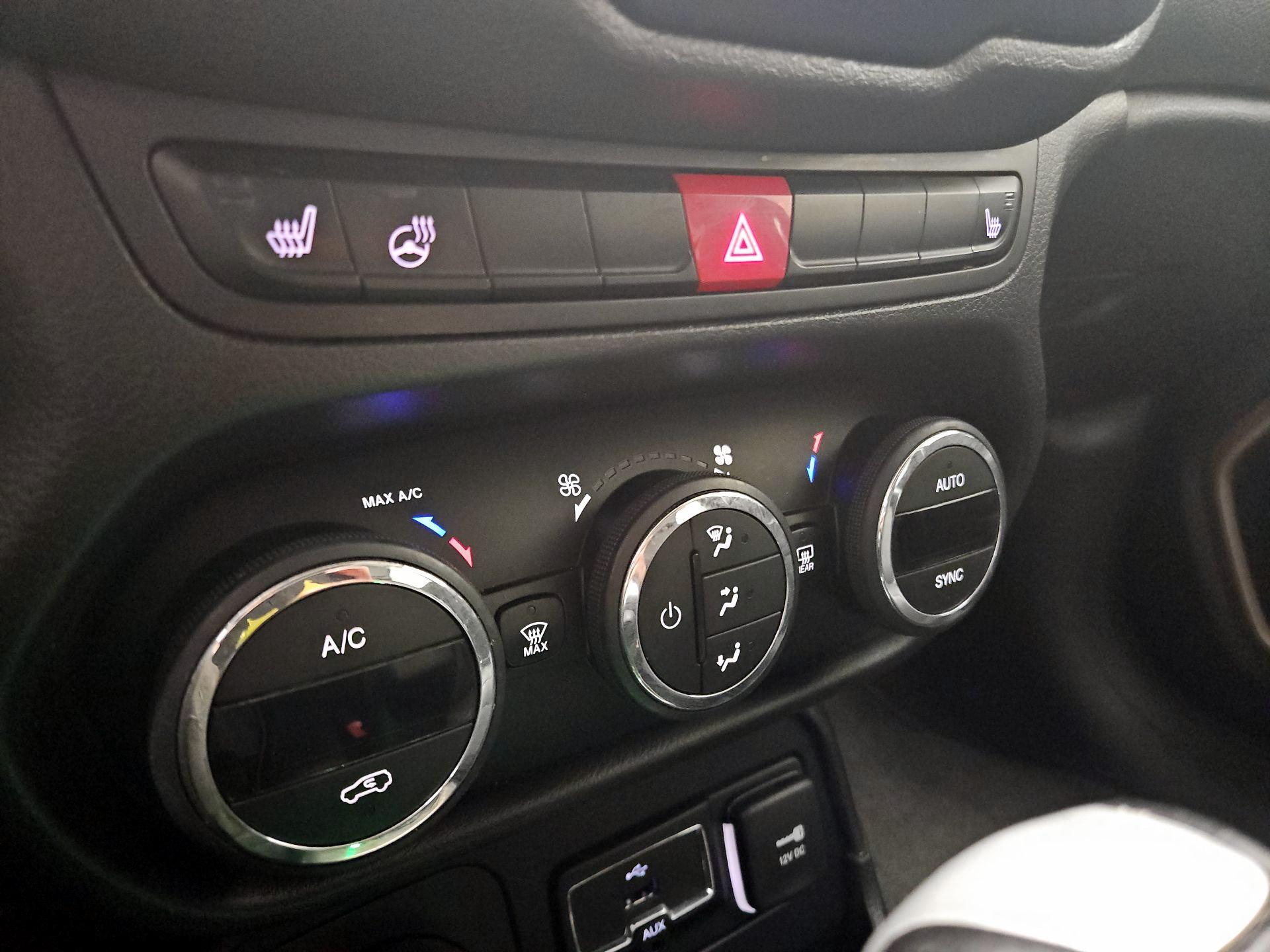 Thumbnail: 2015 Jeep Renegade - 17