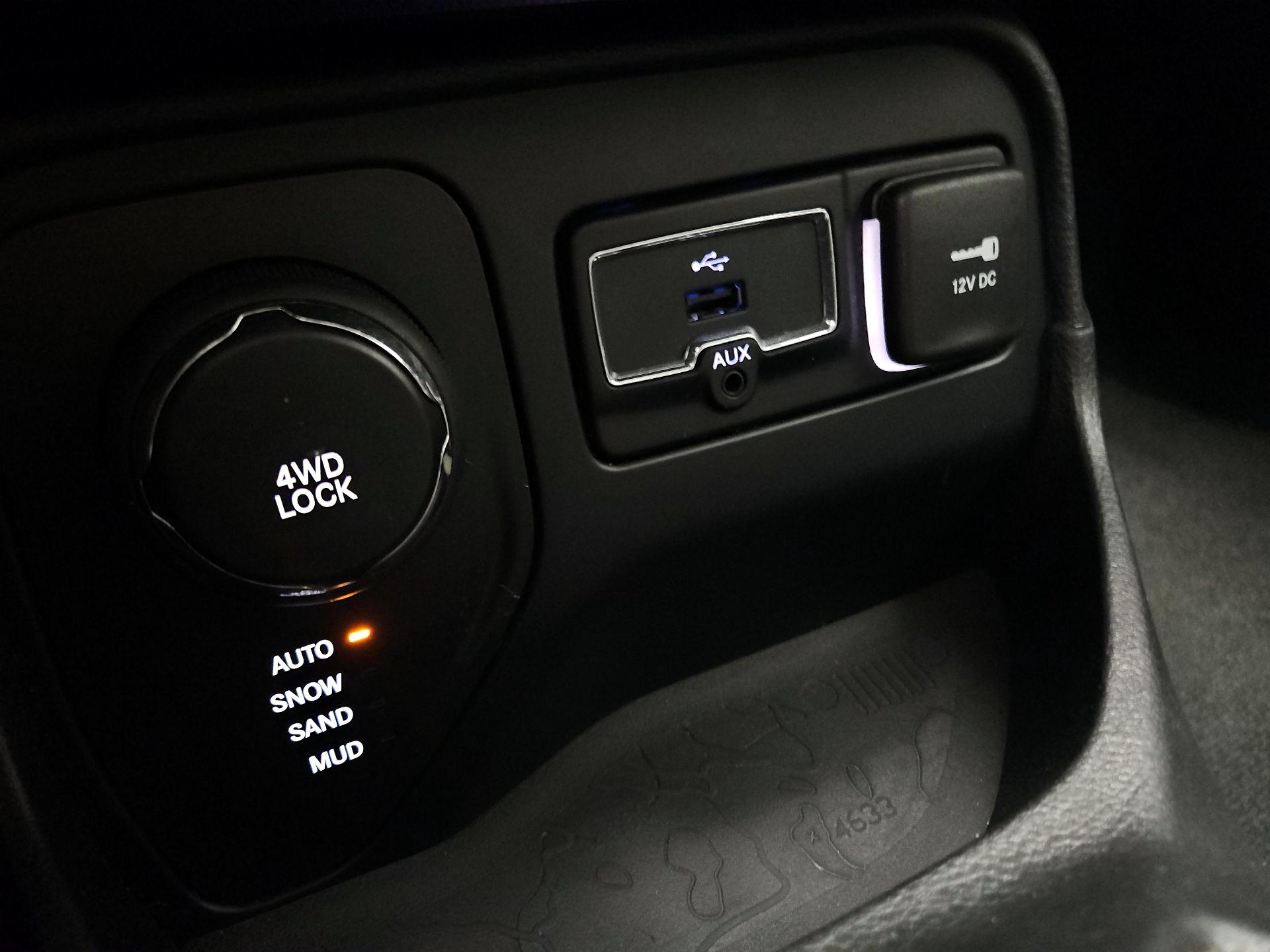 Thumbnail: 2015 Jeep Renegade - 19