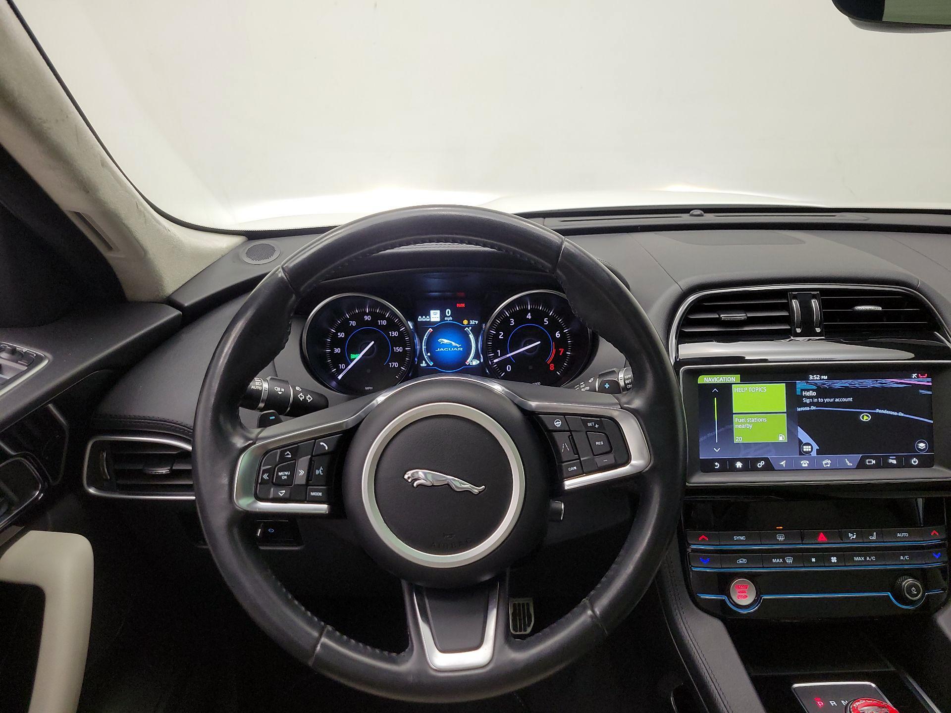 Thumbnail: 2019 Jaguar F-Pace - 10