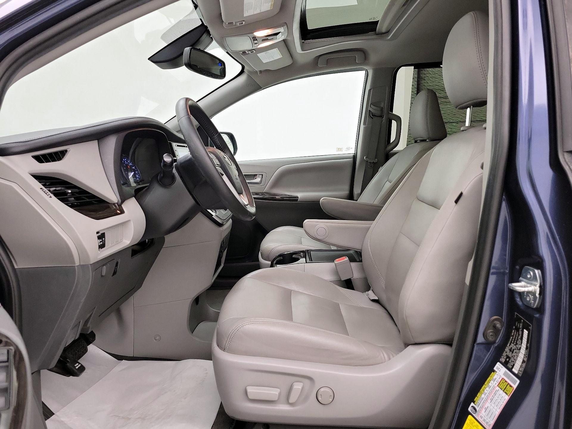 Thumbnail: 2020 Toyota Sienna - 11