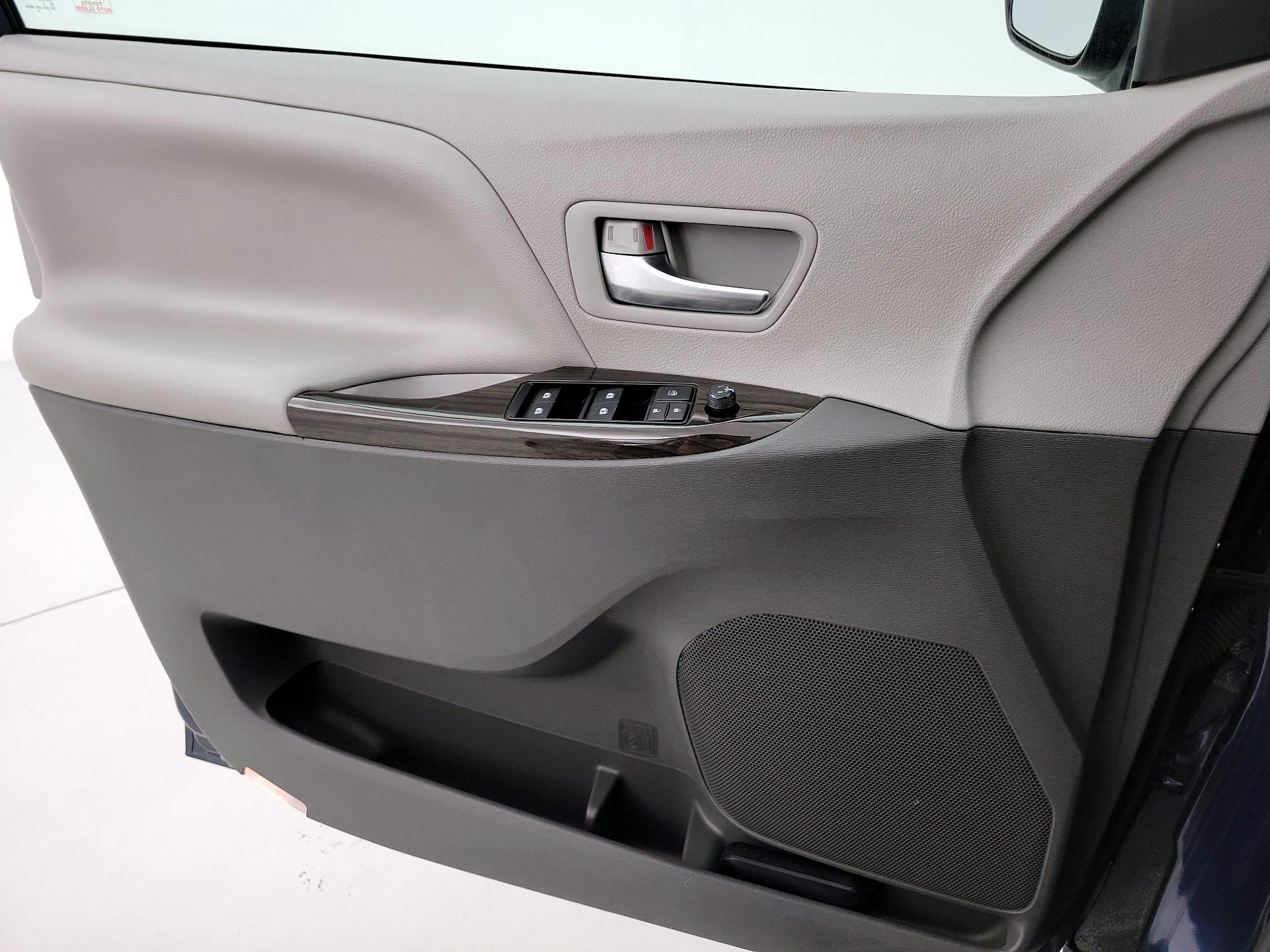 Thumbnail: 2020 Toyota Sienna - 12