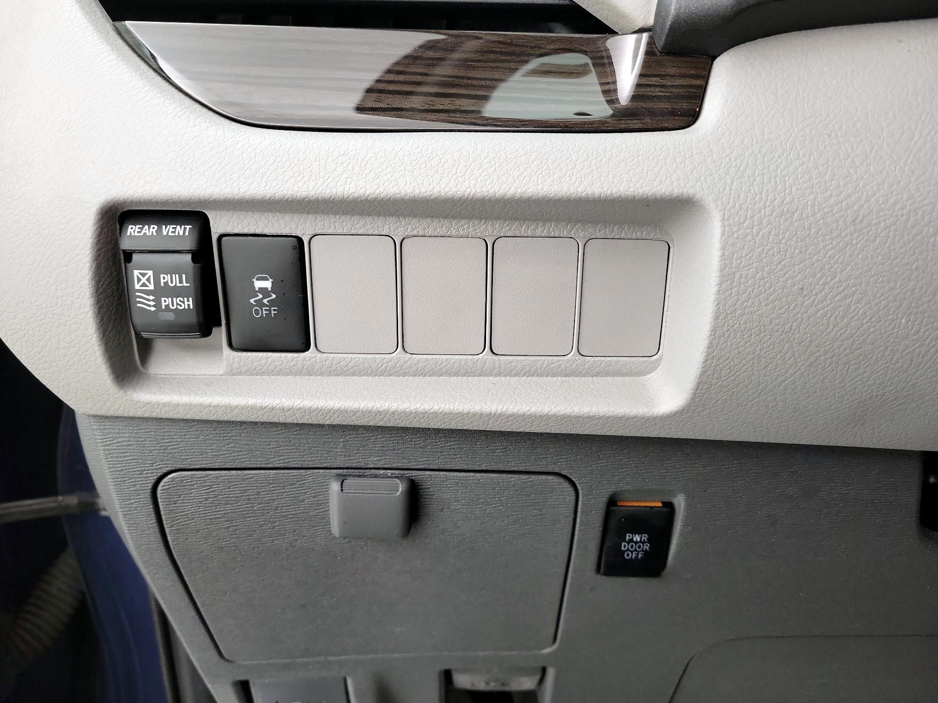 Thumbnail: 2020 Toyota Sienna - 13