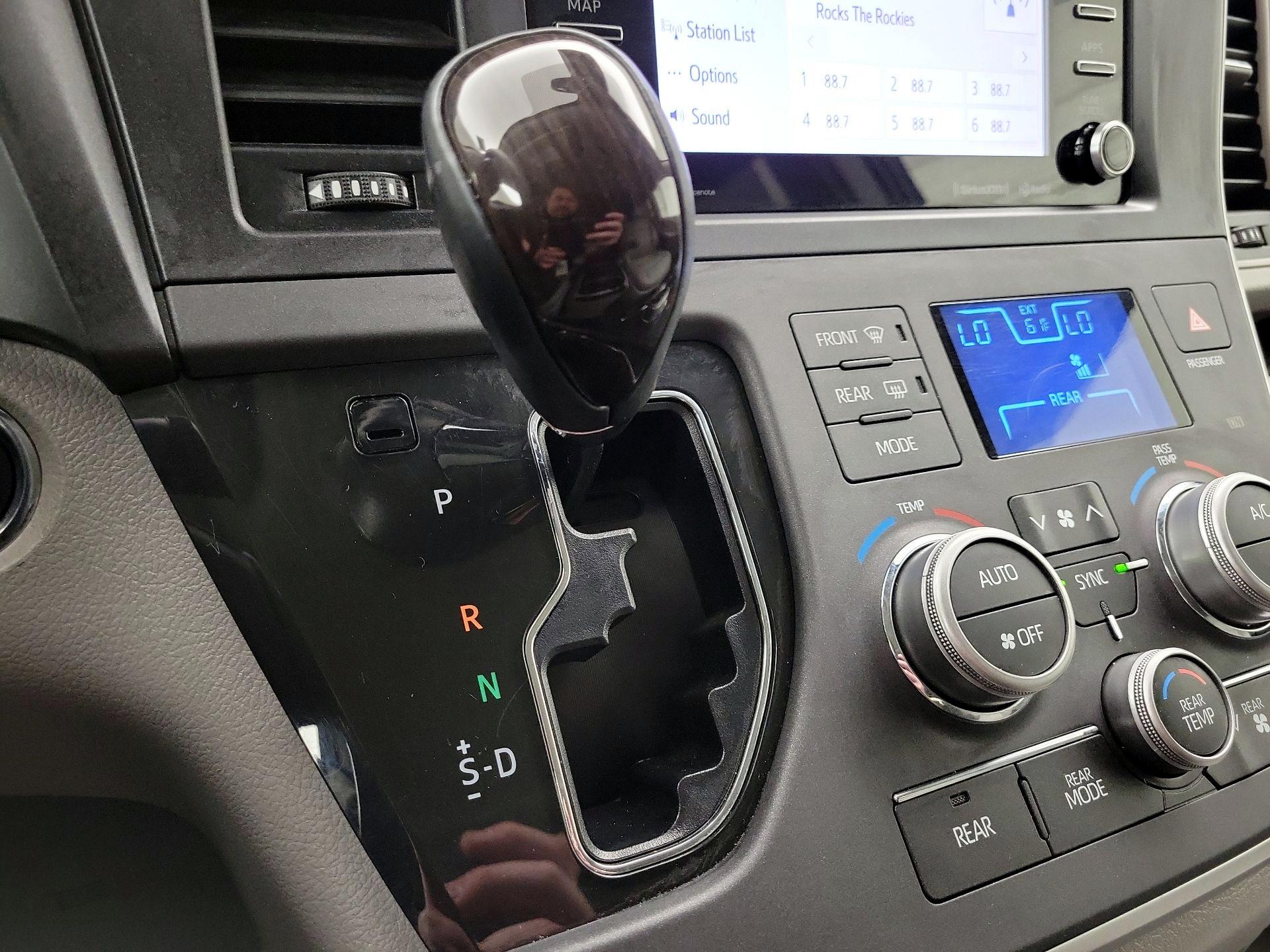 Thumbnail: 2020 Toyota Sienna - 17