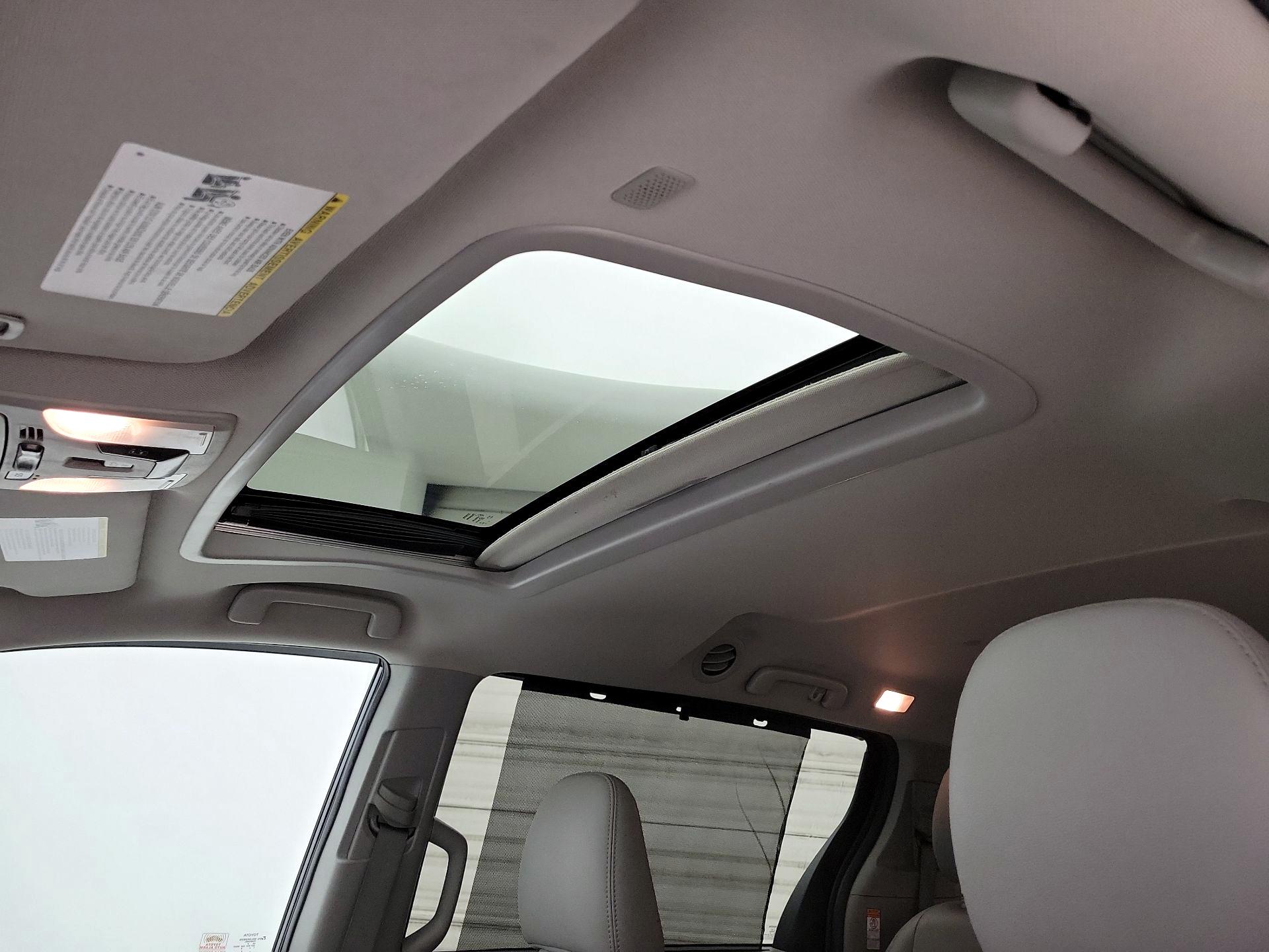 Thumbnail: 2020 Toyota Sienna - 19