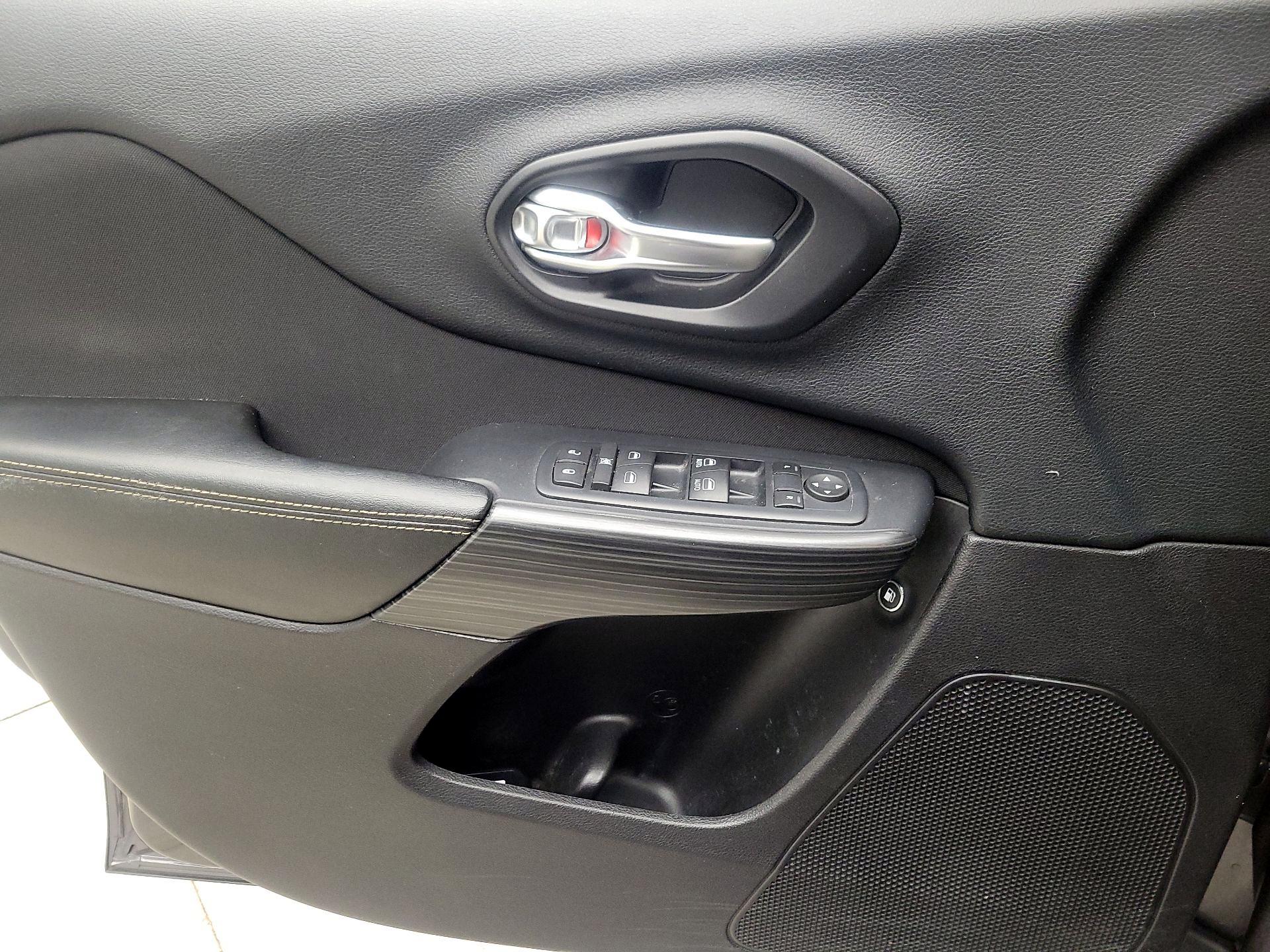 Thumbnail: 2016 Jeep Cherokee - 12