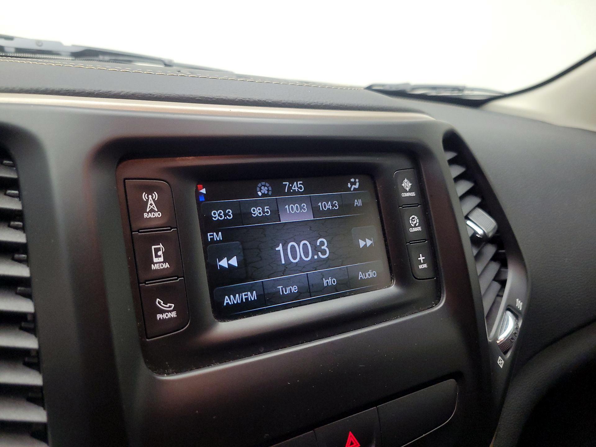 Thumbnail: 2016 Jeep Cherokee - 16