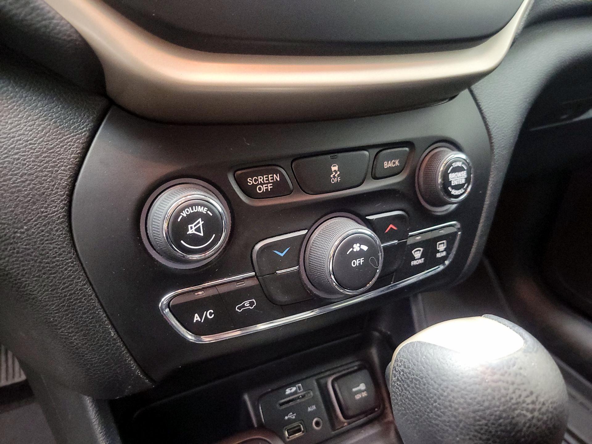 Thumbnail: 2016 Jeep Cherokee - 17