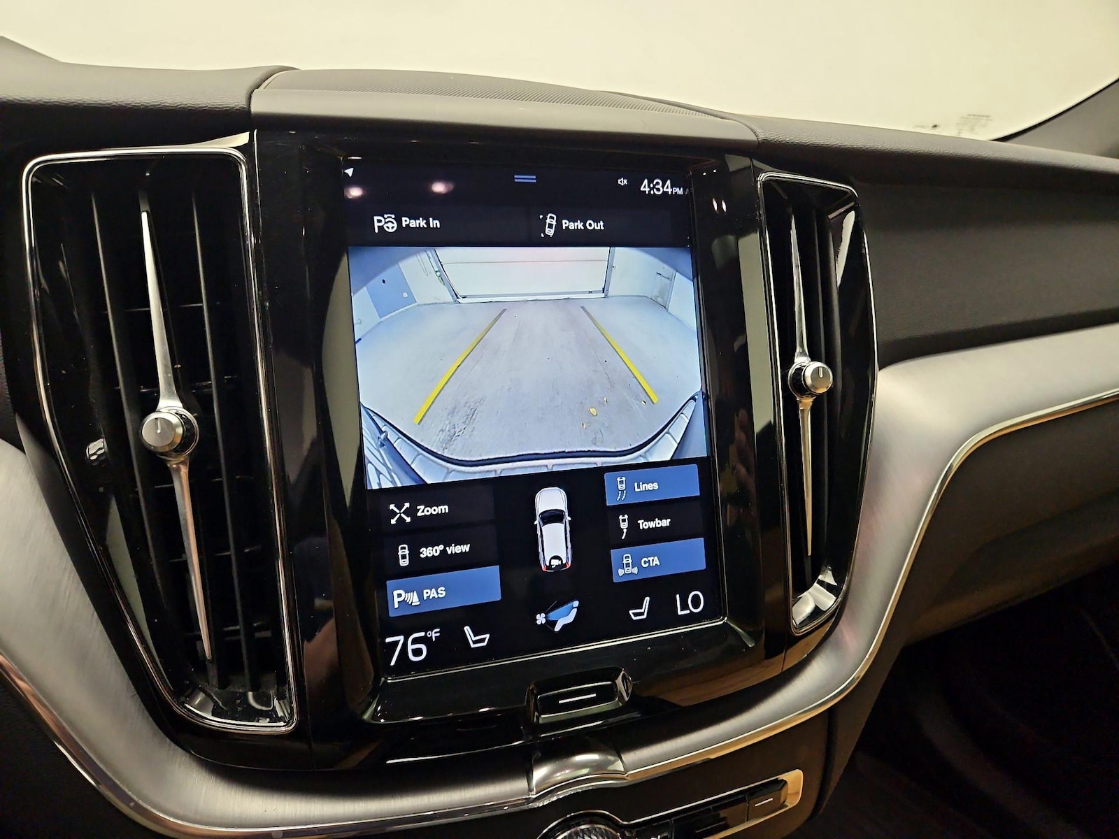 2018 Volvo XC60 Momentum - Photo 16