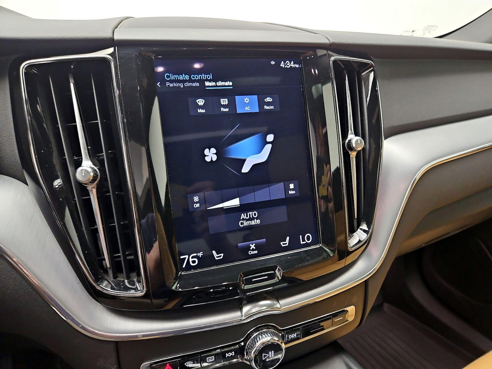 2018 Volvo XC60 Momentum - Photo 18