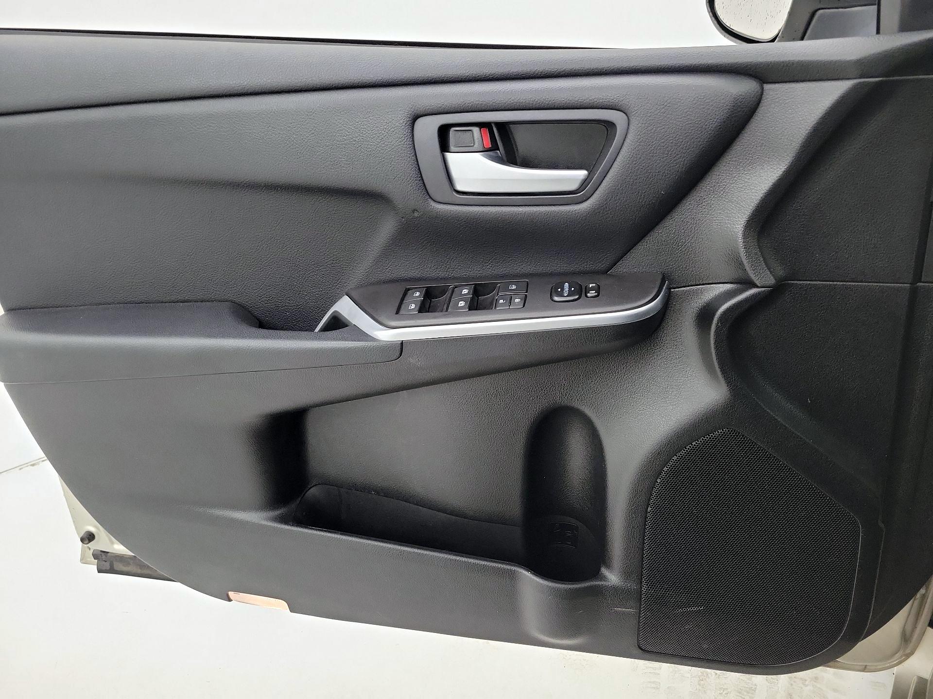 Thumbnail: 2016 Toyota Camry - 12