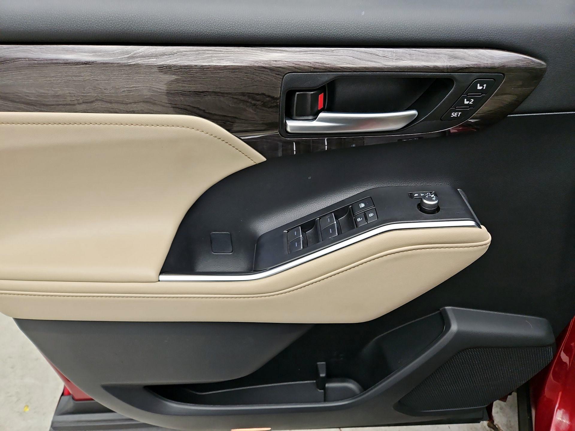 Thumbnail: 2023 Toyota Highlander - 12