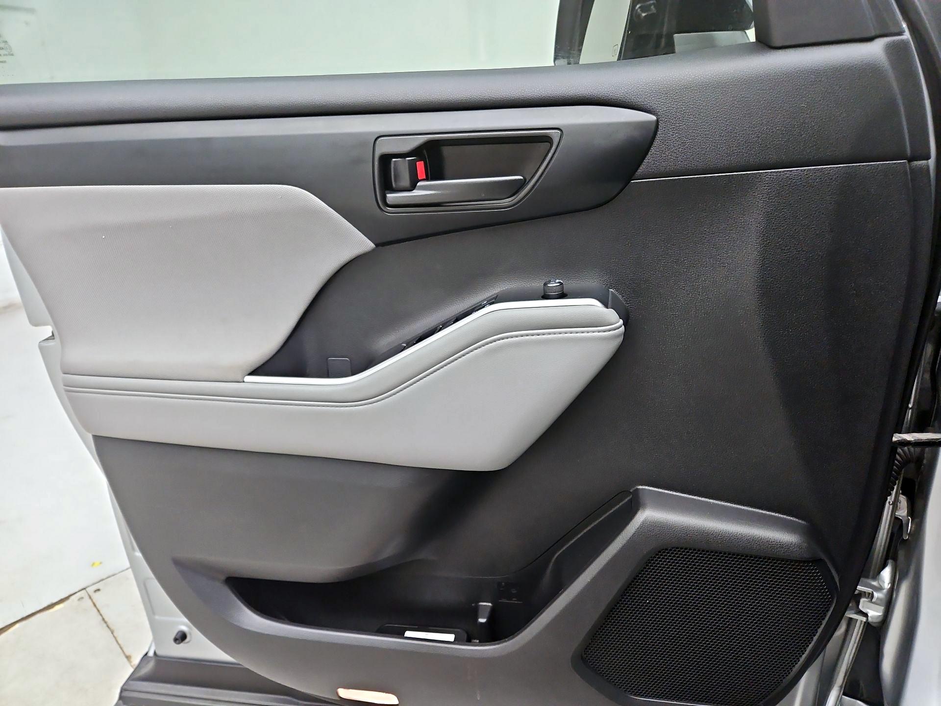 Thumbnail: 2022 Toyota Highlander - 12