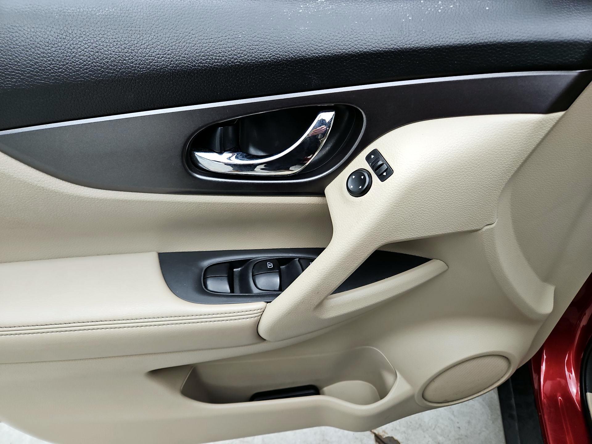 Thumbnail: 2015 Nissan Rogue - 12