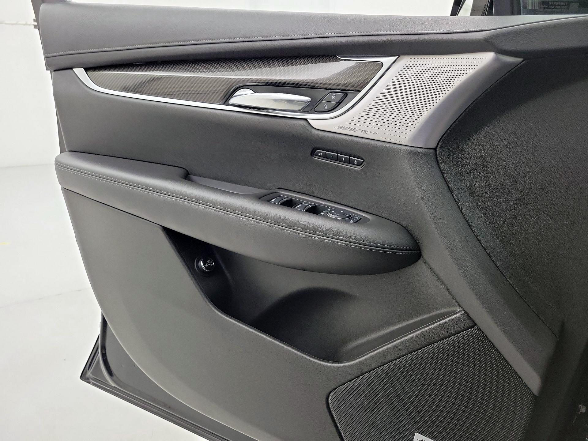 Thumbnail: 2023 Cadillac XT6 - 12