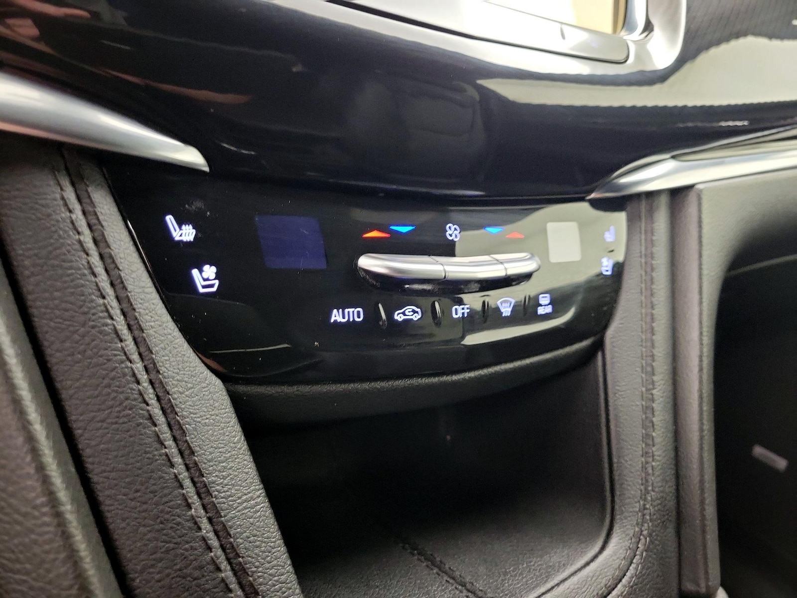 2023 Cadillac XT6 Sport - Photo 18