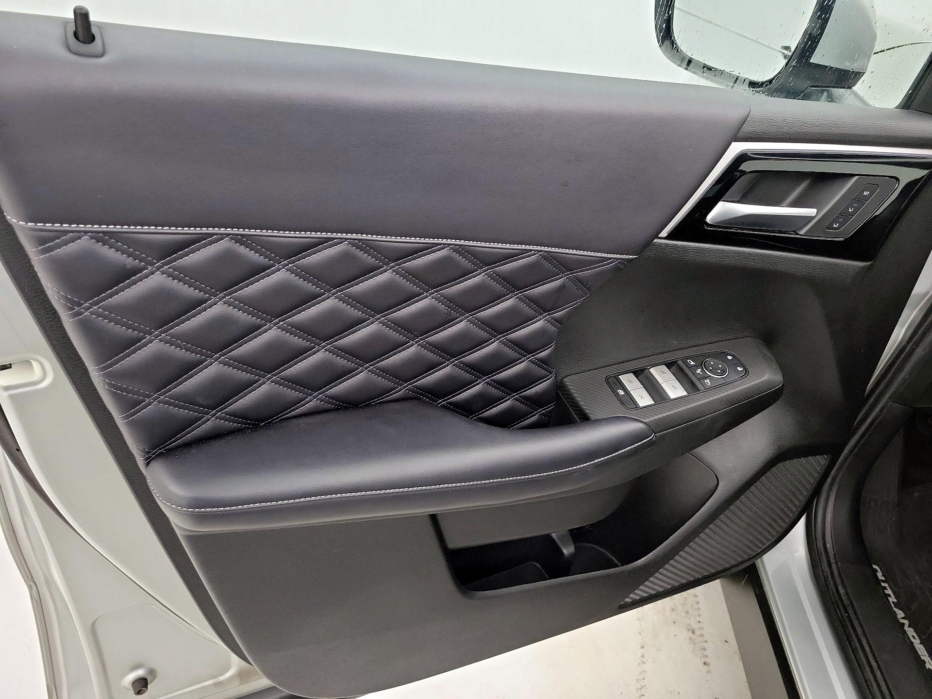 Thumbnail: 2023 Mitsubishi Outlander - 12