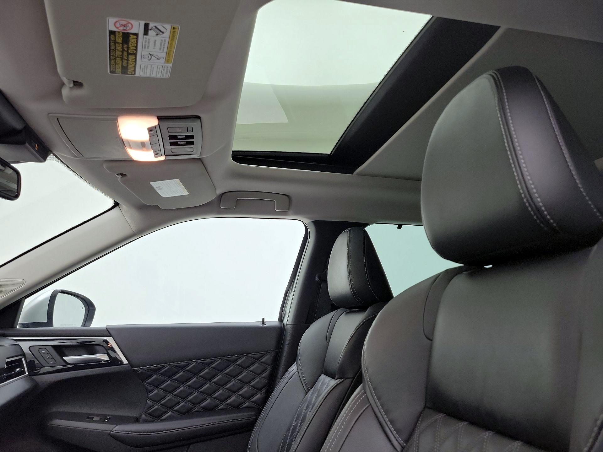 Thumbnail: 2023 Mitsubishi Outlander - 20