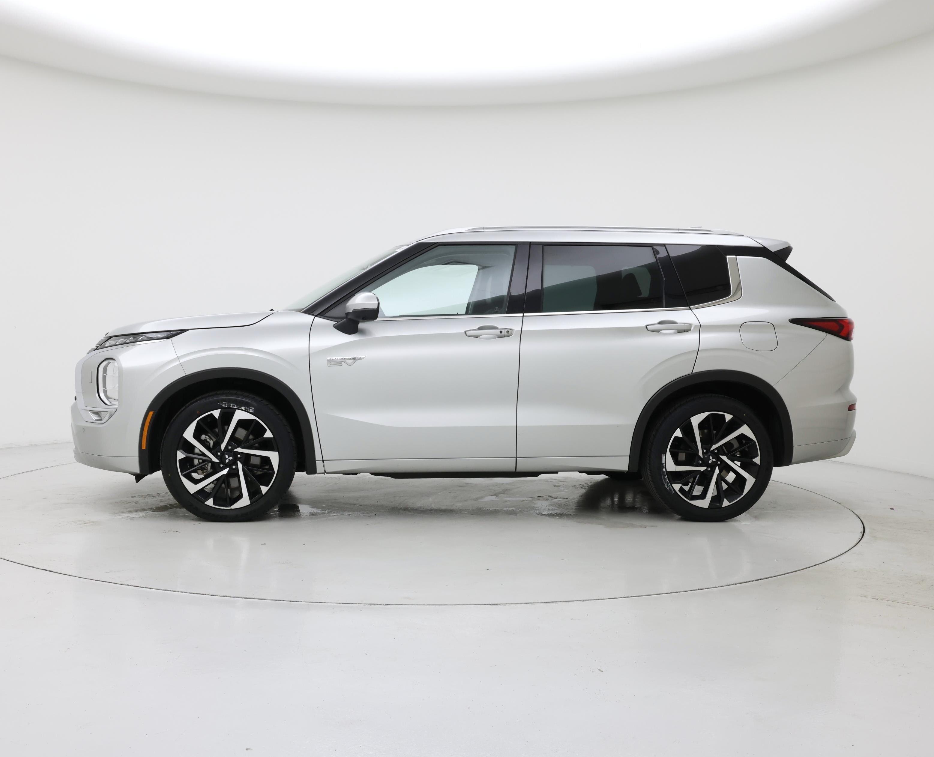 Thumbnail: 2023 Mitsubishi Outlander - 3