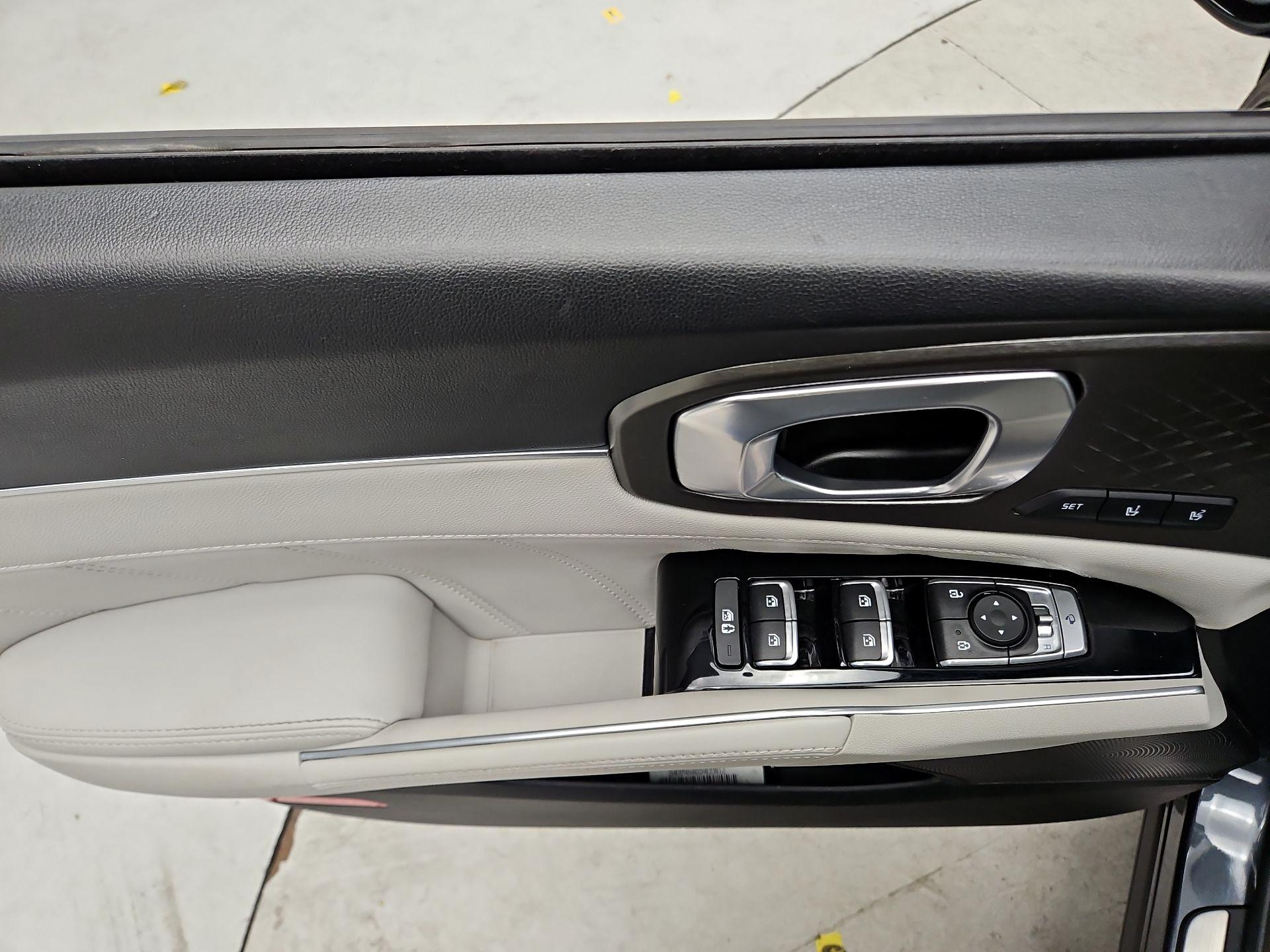 Thumbnail: 2023 Kia Sorento - 10