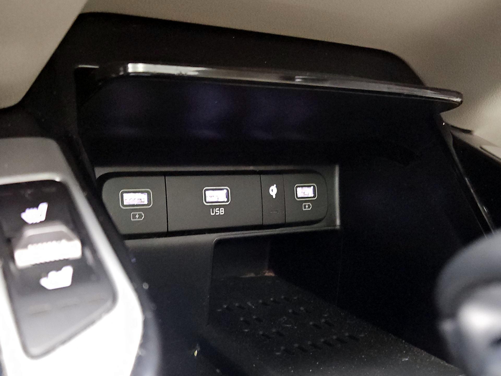 Thumbnail: 2023 Kia Sorento - 17