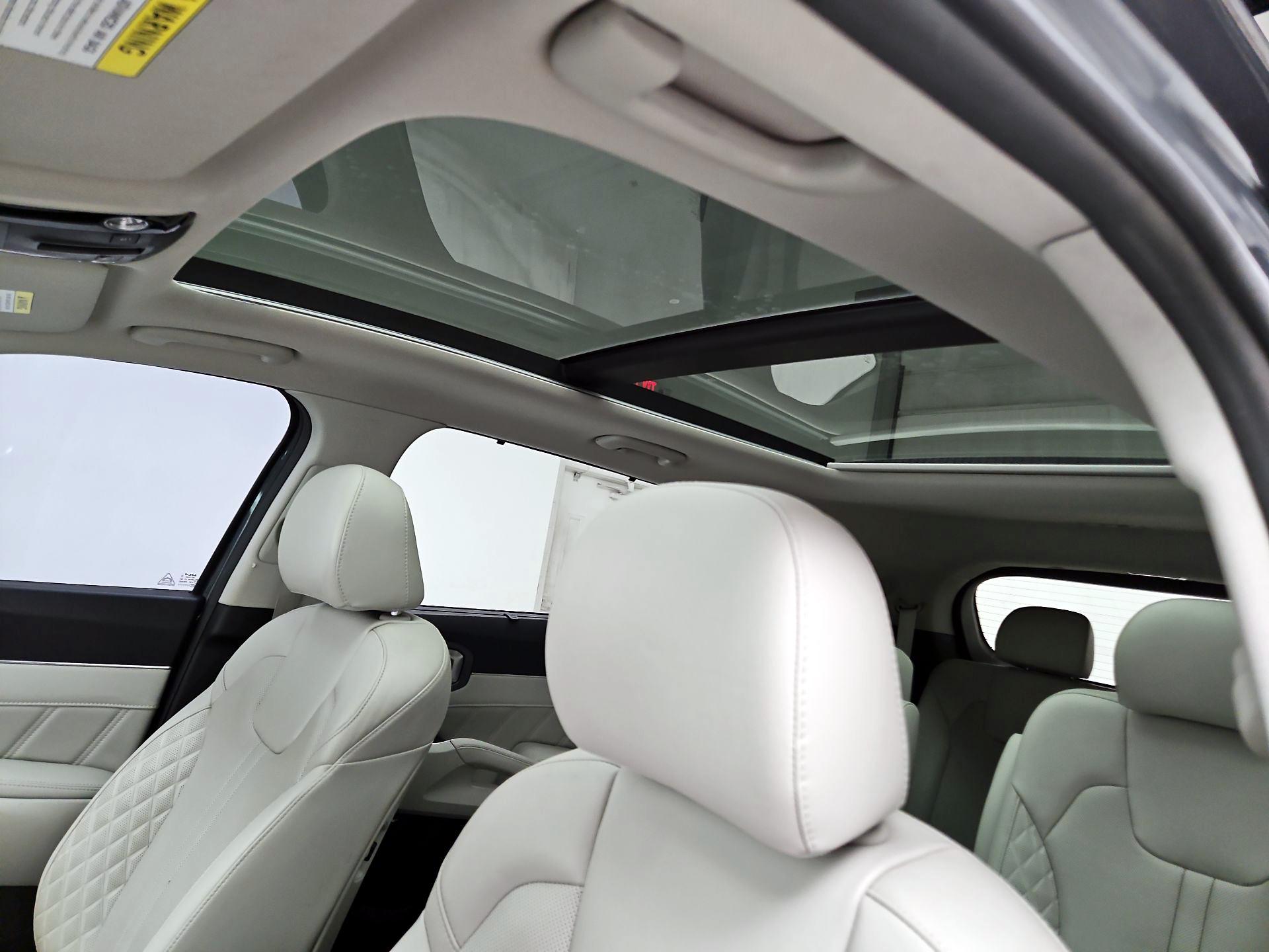 Thumbnail: 2023 Kia Sorento - 18