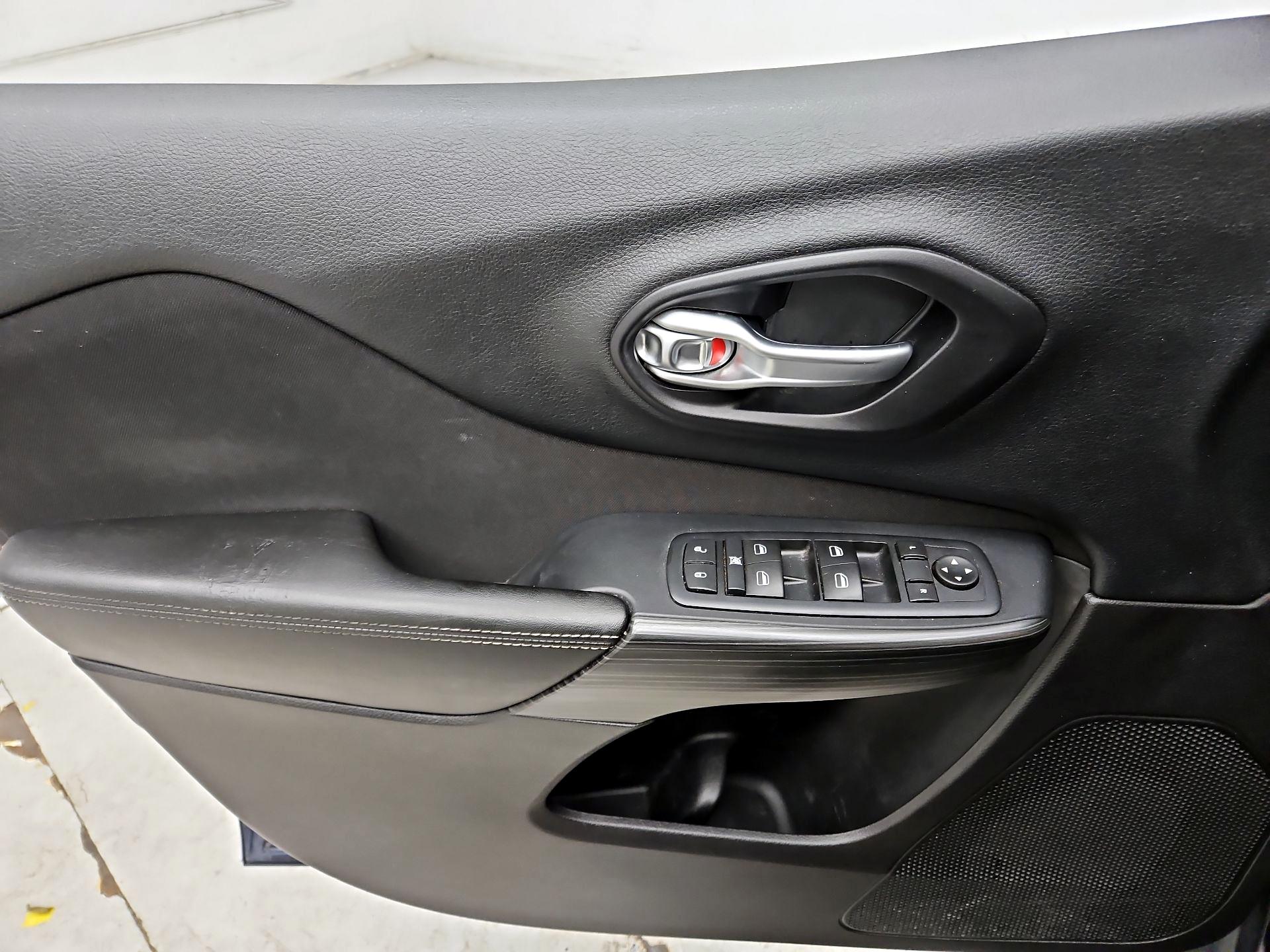 Thumbnail: 2016 Jeep Cherokee - 12