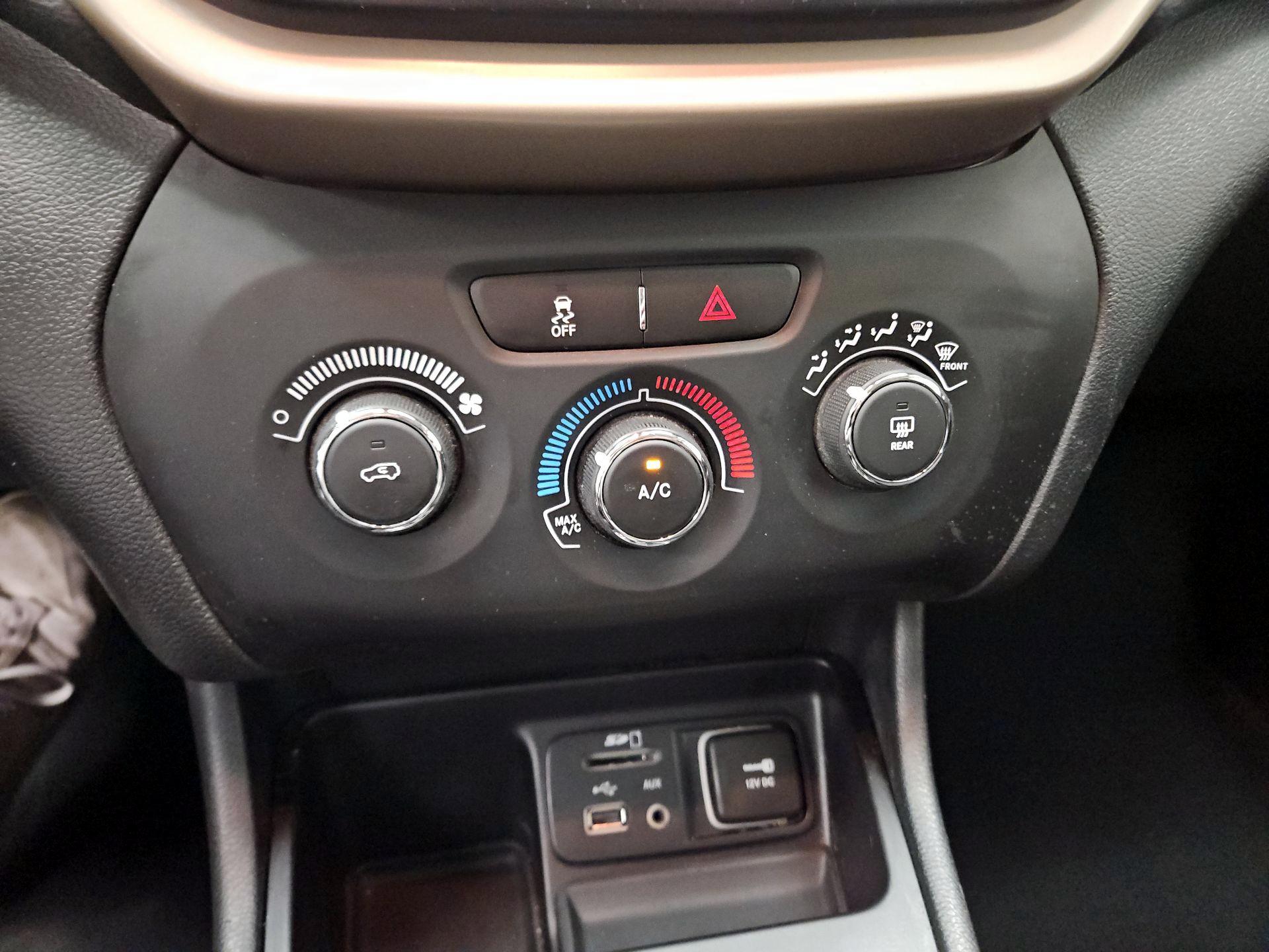 Thumbnail: 2016 Jeep Cherokee - 15
