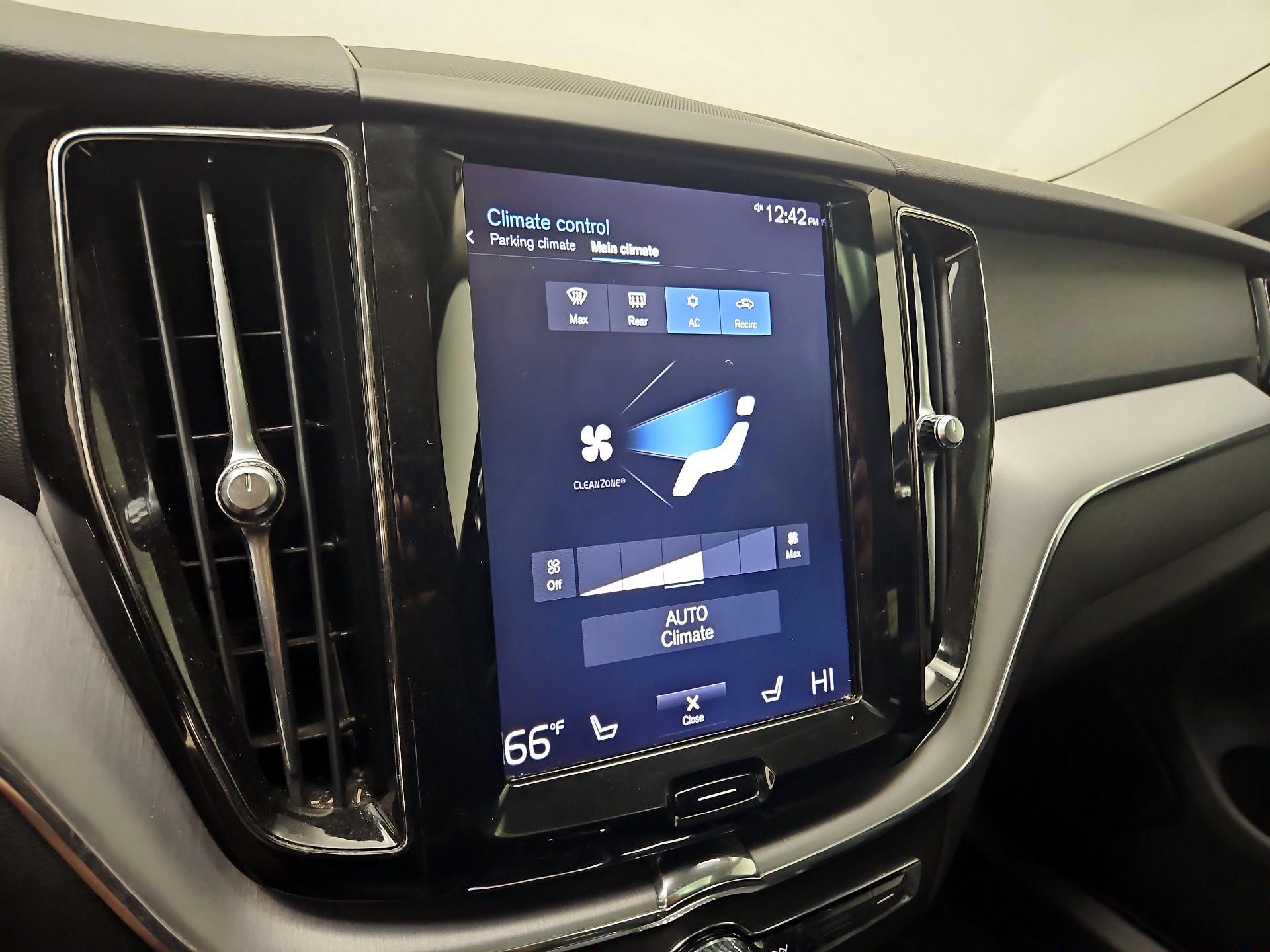 Thumbnail: 2020 Volvo XC60 - 17