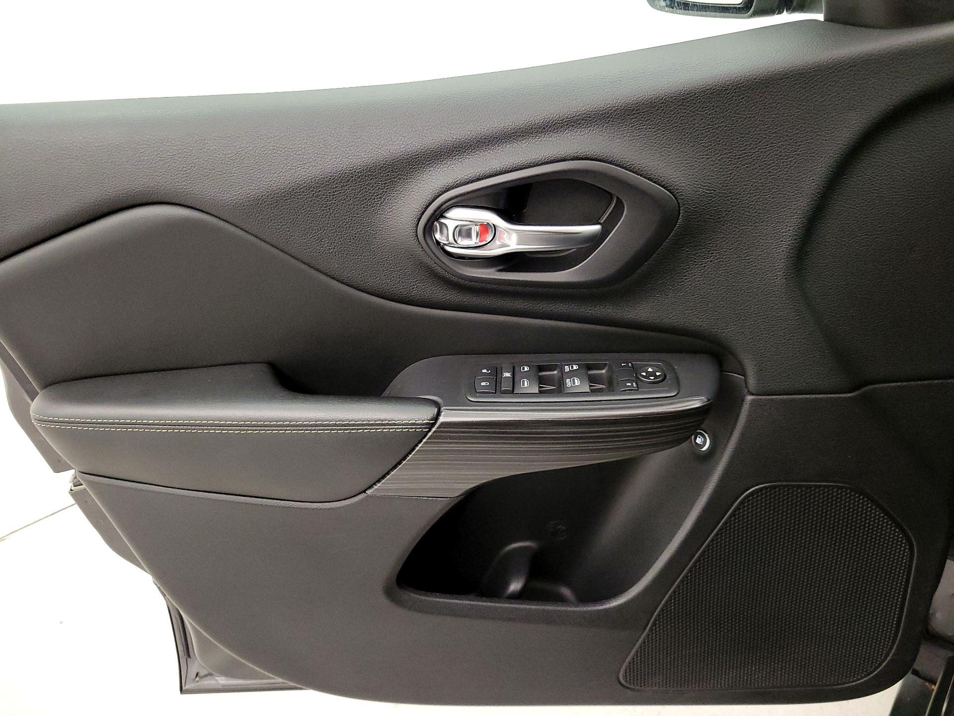 Thumbnail: 2017 Jeep Cherokee - 12