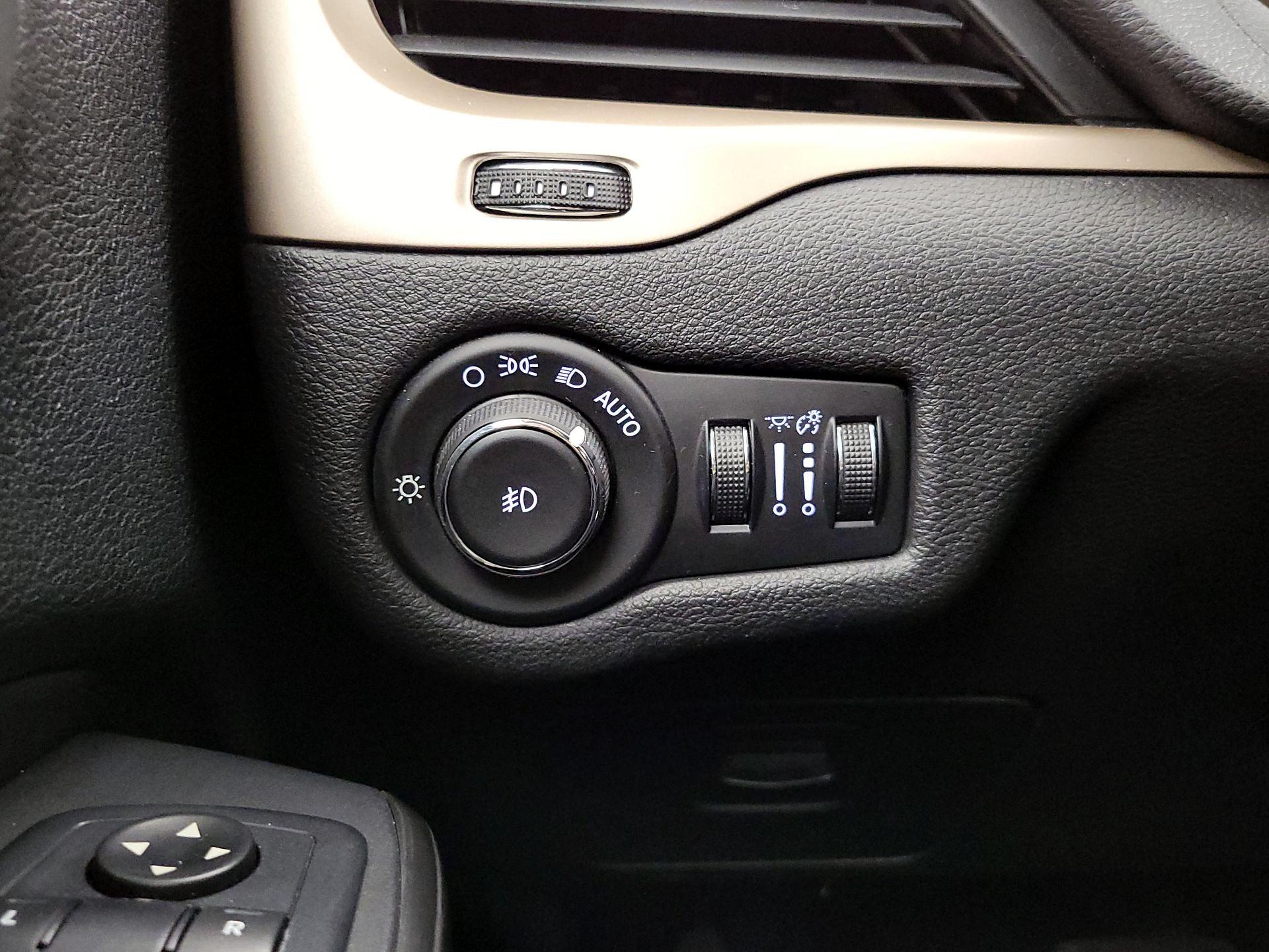 Thumbnail: 2017 Jeep Cherokee - 13