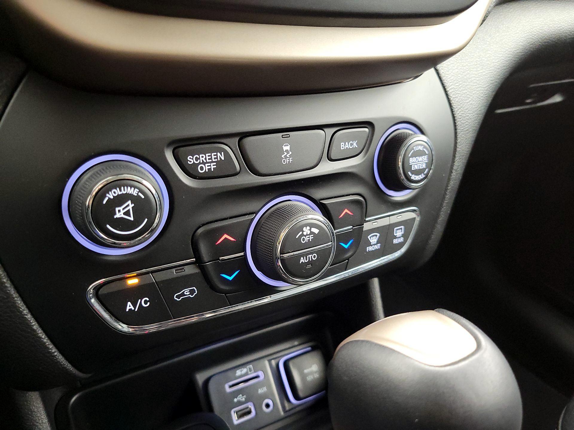 Thumbnail: 2017 Jeep Cherokee - 16