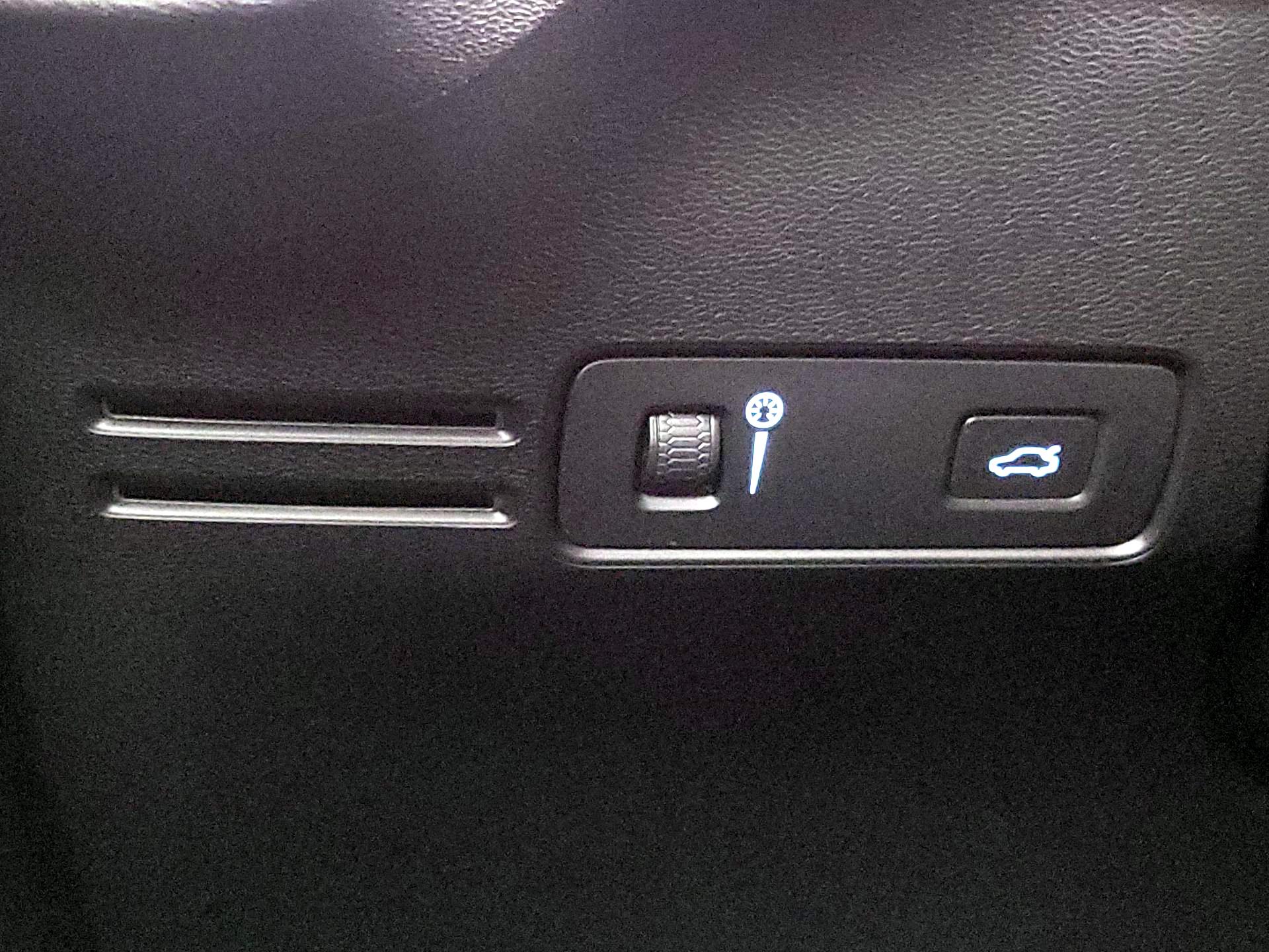Thumbnail: 2019 Volvo XC40 - 13