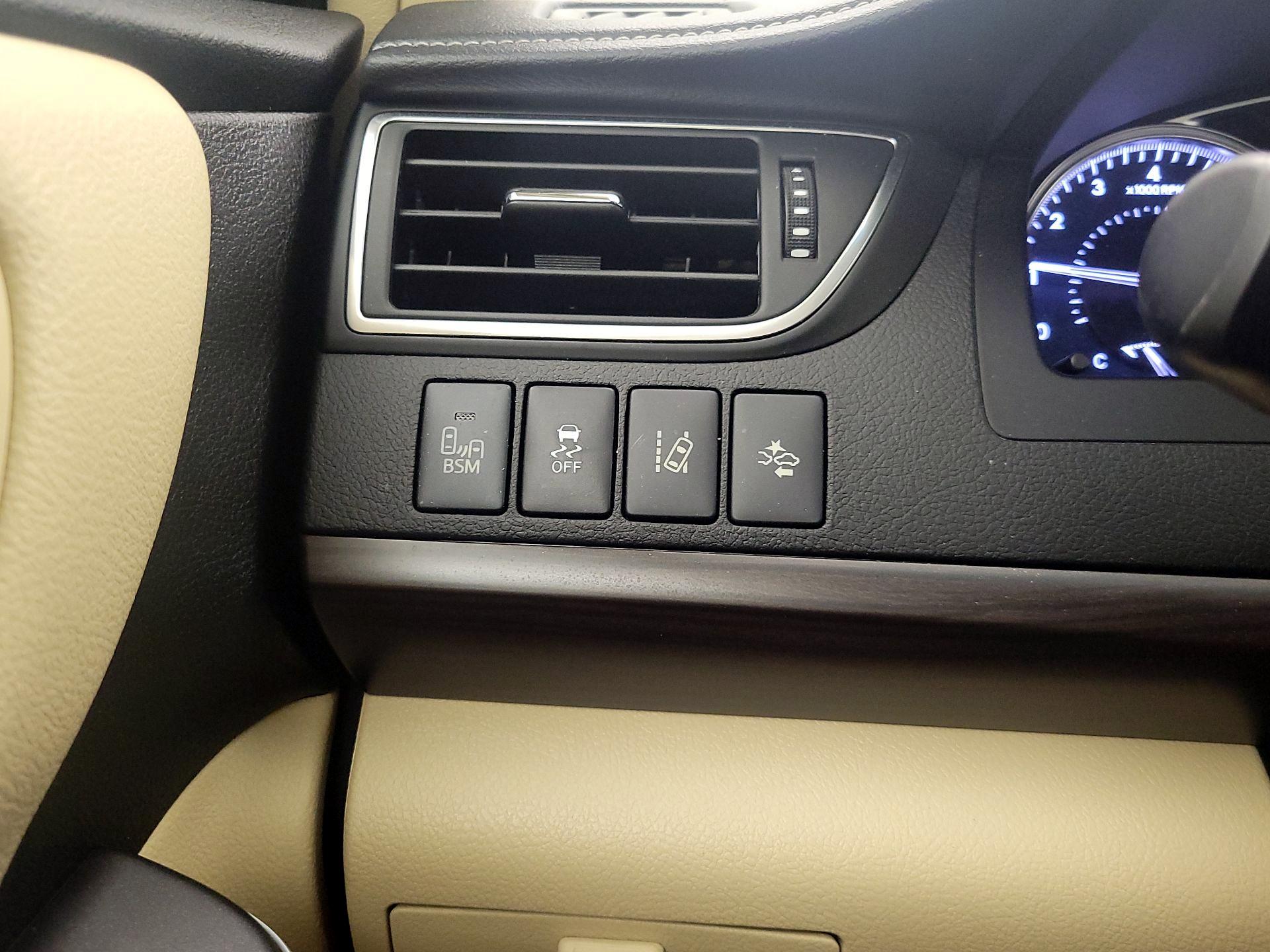 Thumbnail: 2017 Toyota Camry - 13