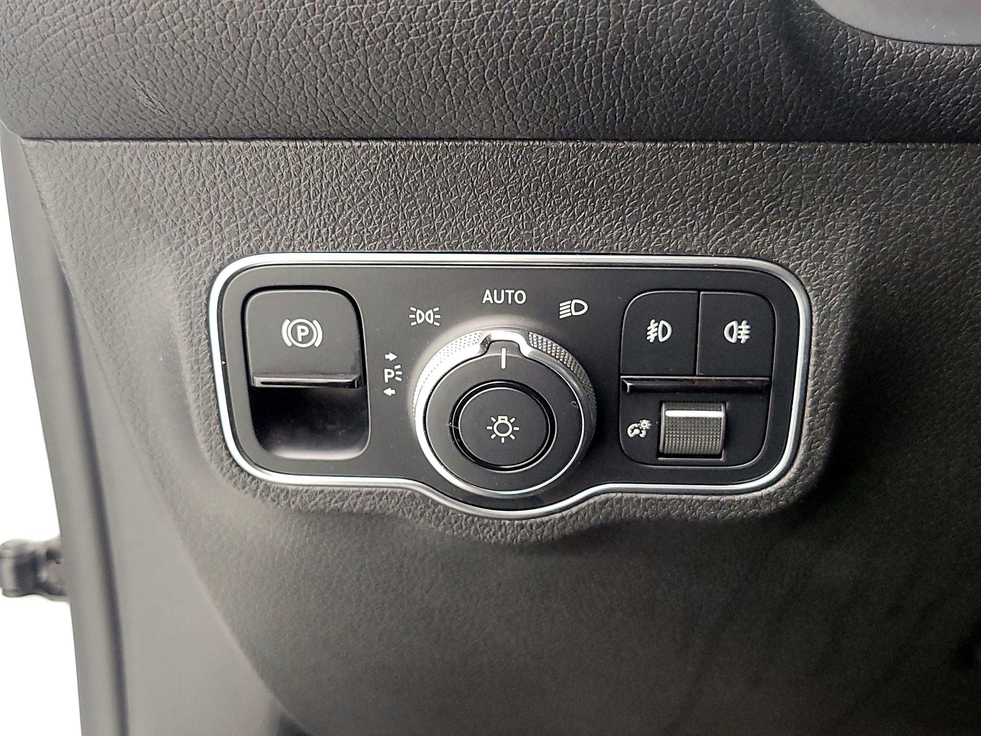 Thumbnail: 2022 Mercedes-Benz GLB - 13