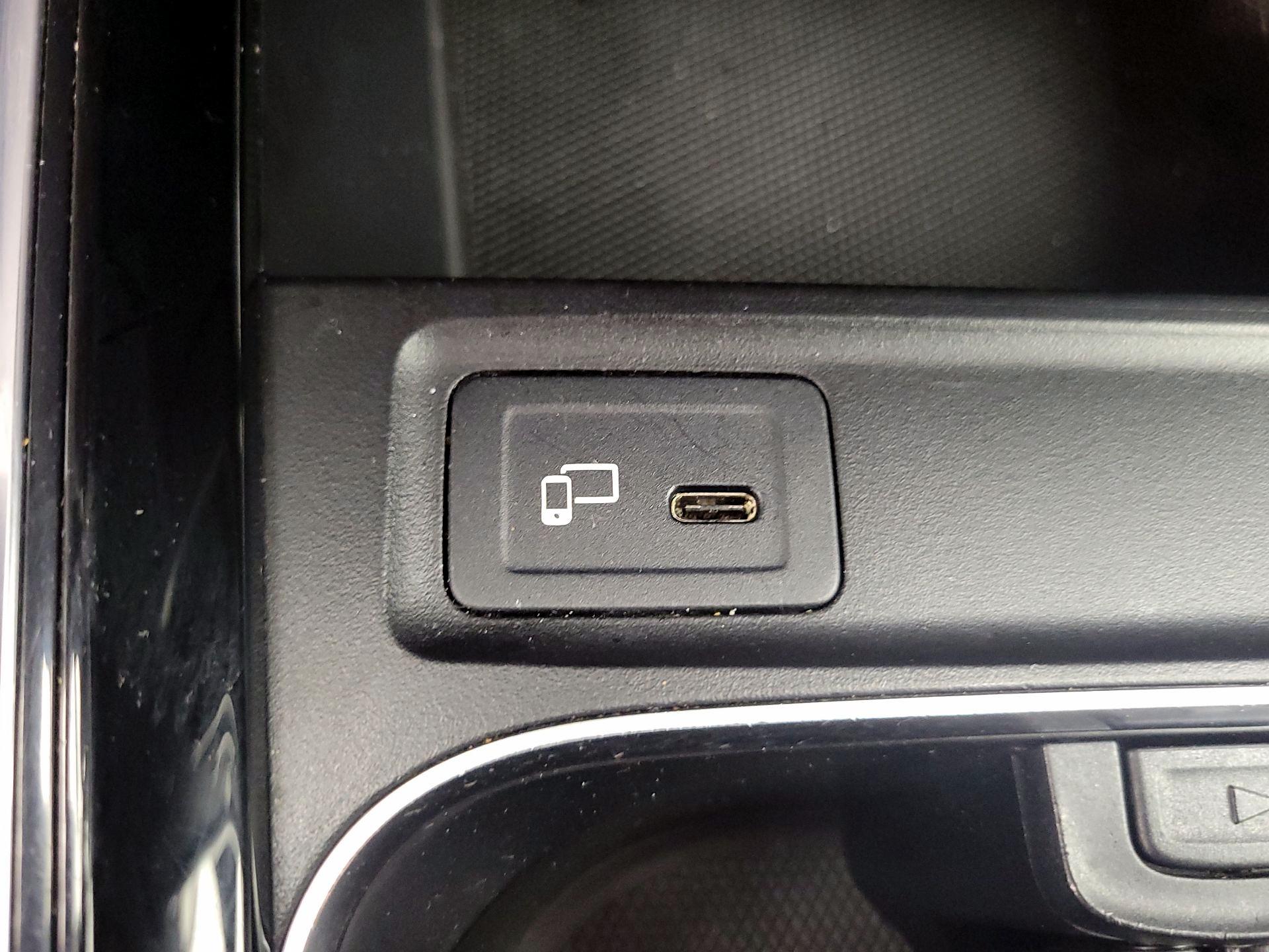 Thumbnail: 2022 Mercedes-Benz GLB - 18