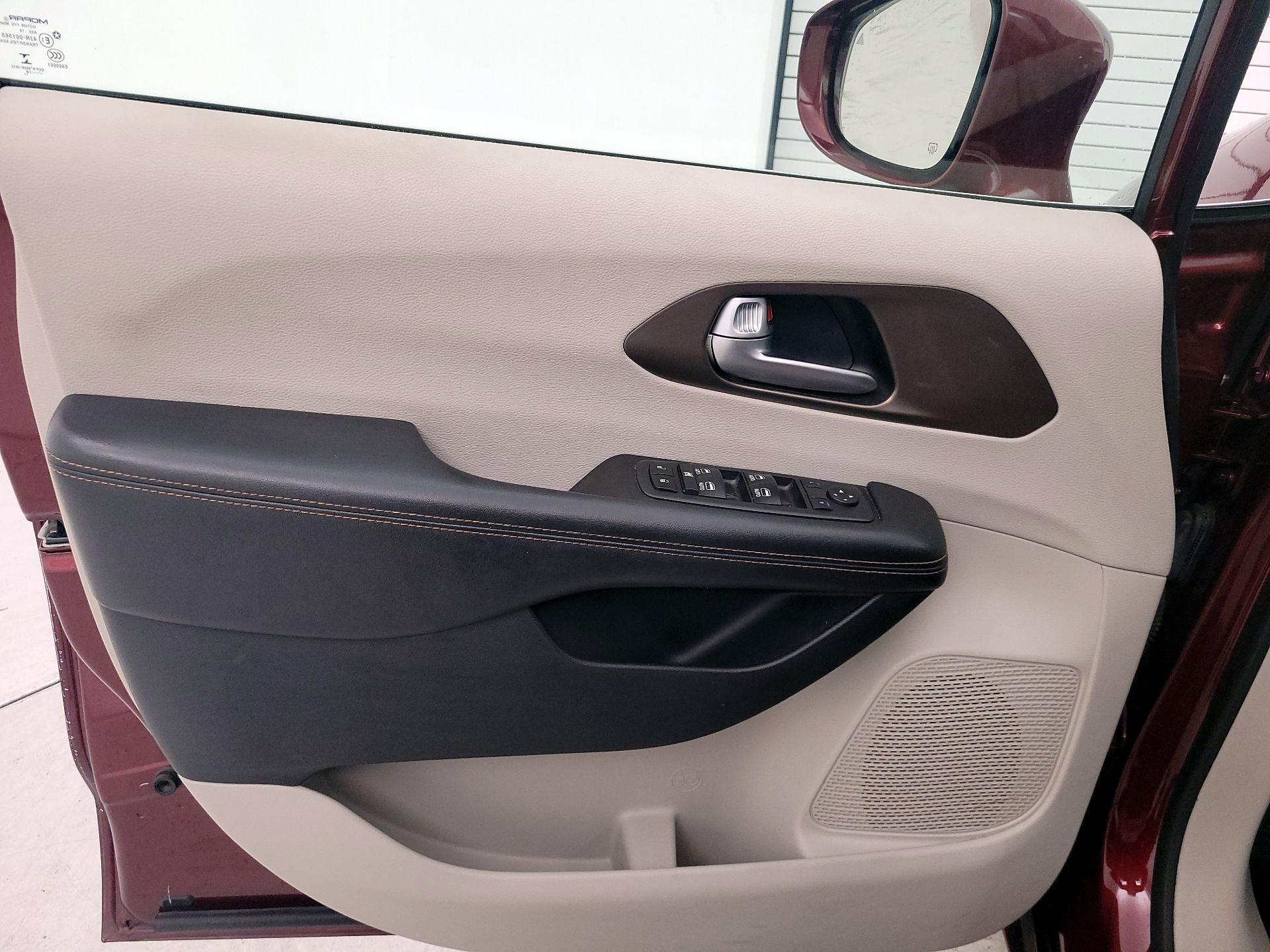 Thumbnail: 2018 Chrysler Pacifica - 12