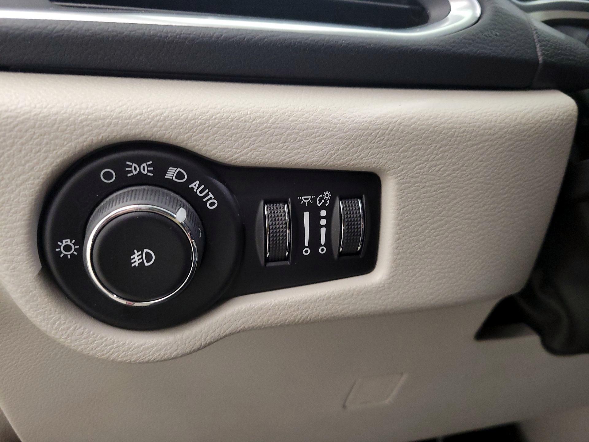 Thumbnail: 2018 Chrysler Pacifica - 13