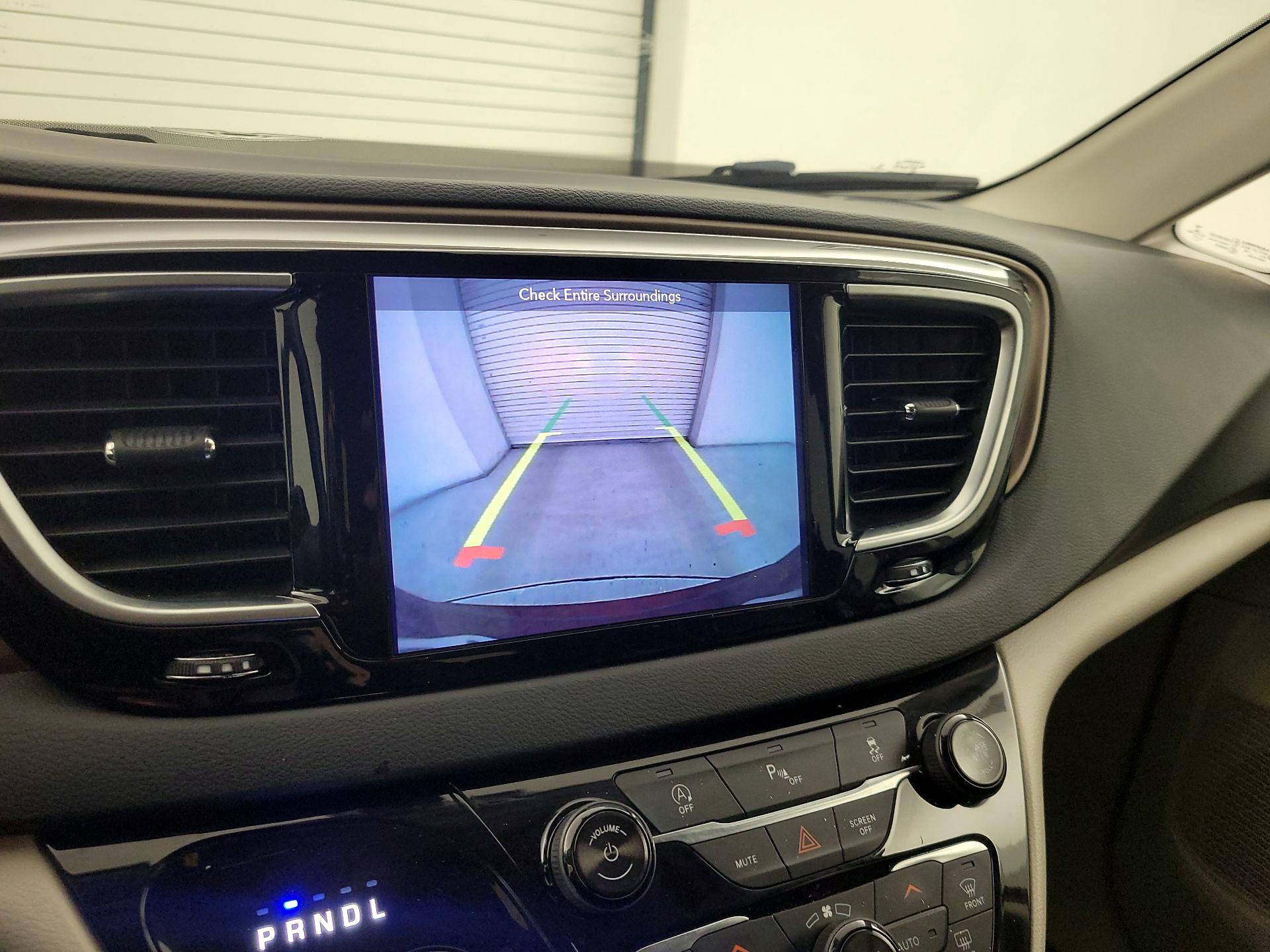 Thumbnail: 2018 Chrysler Pacifica - 15