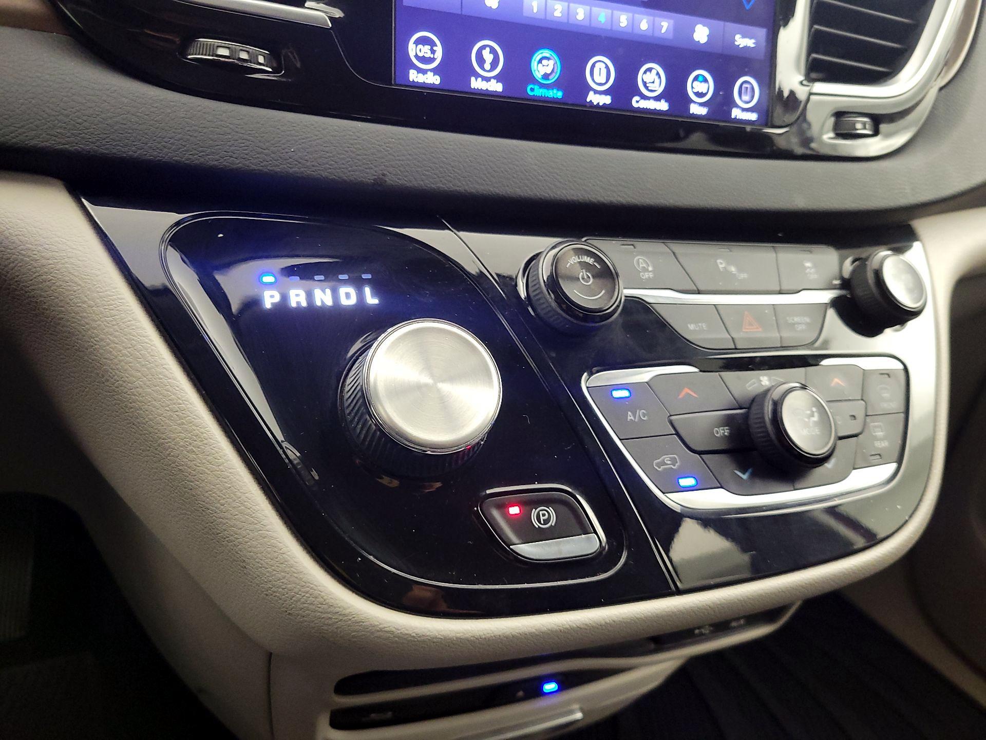 Thumbnail: 2018 Chrysler Pacifica - 18