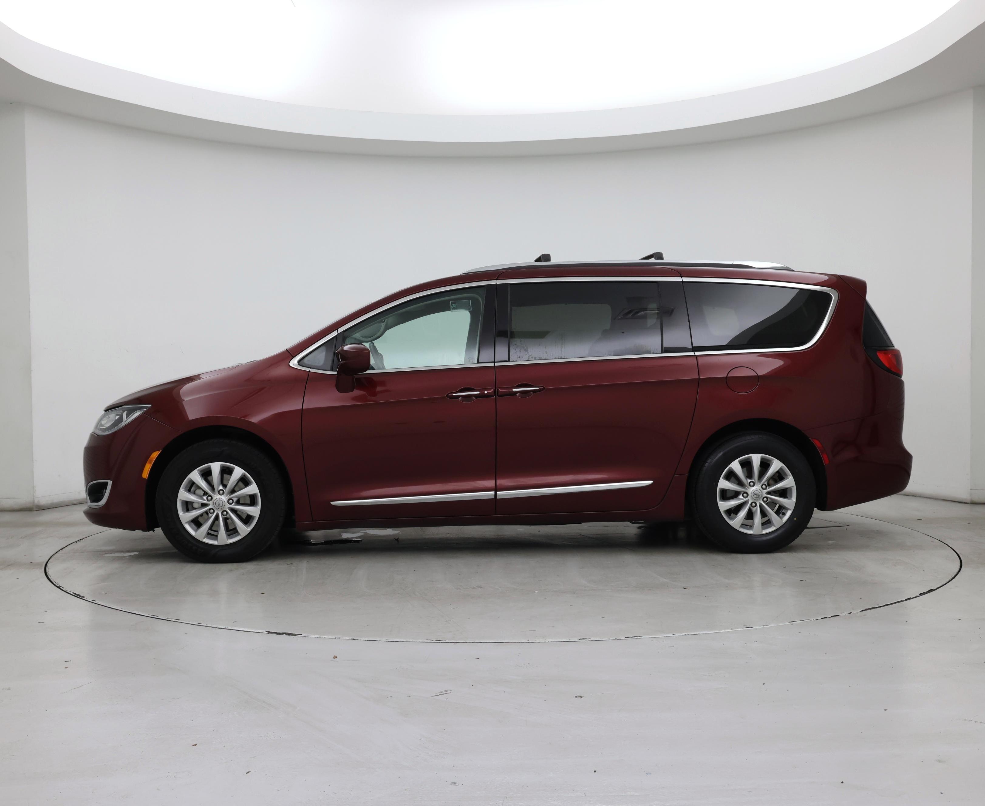 Thumbnail: 2018 Chrysler Pacifica - 3