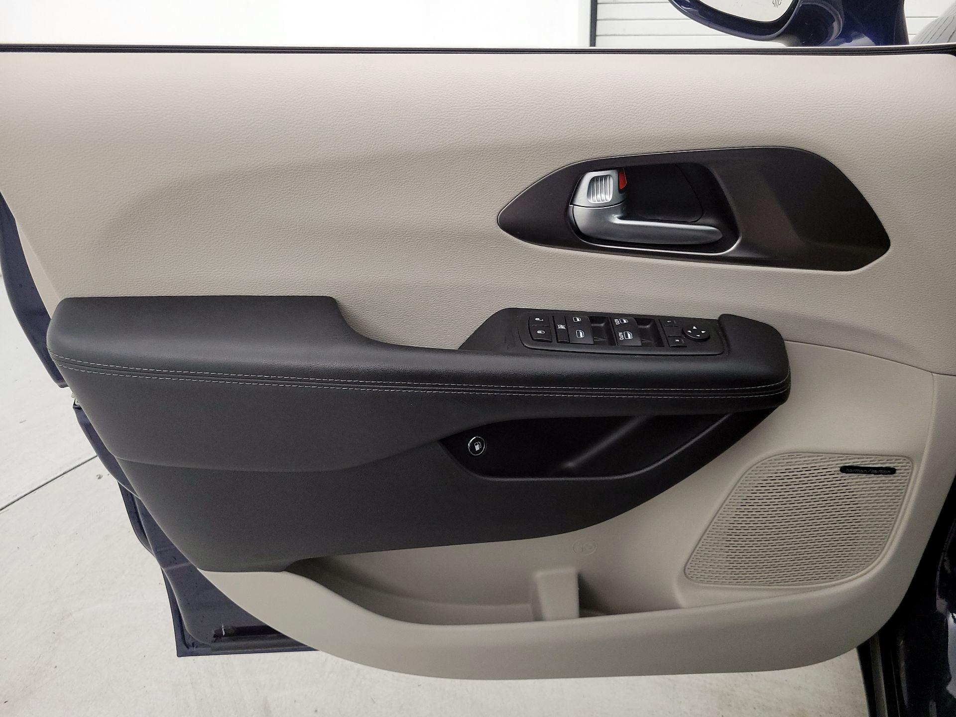 Thumbnail: 2018 Chrysler Pacifica - 12