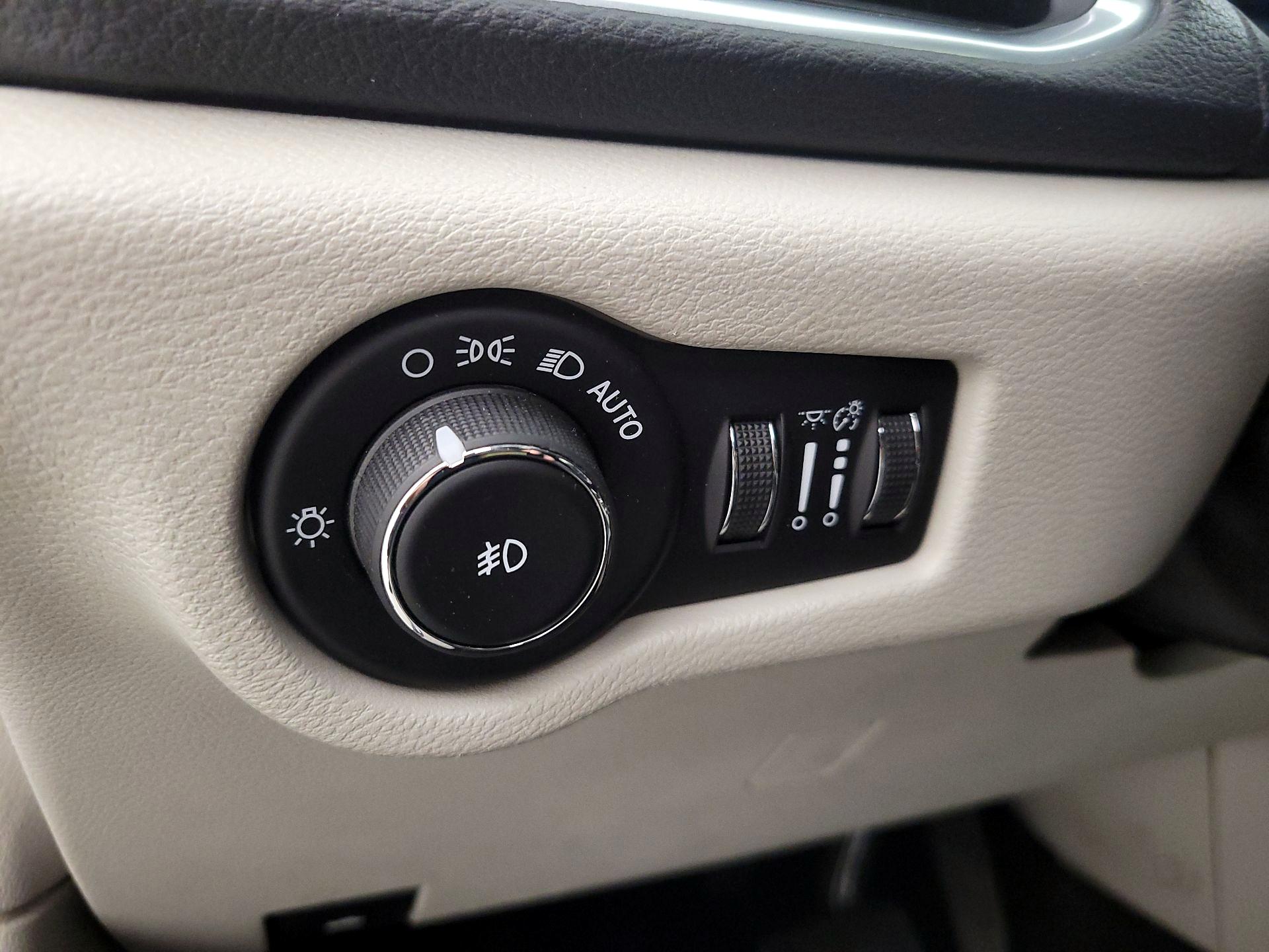 Thumbnail: 2018 Chrysler Pacifica - 13