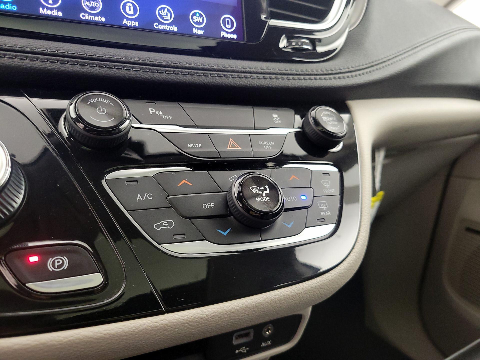 Thumbnail: 2018 Chrysler Pacifica - 17