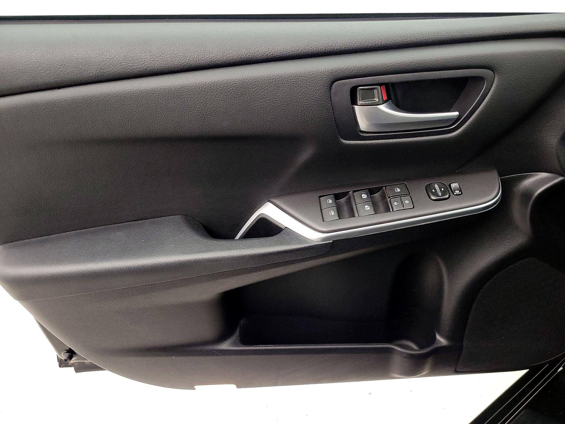 Thumbnail: 2015 Toyota Camry - 12