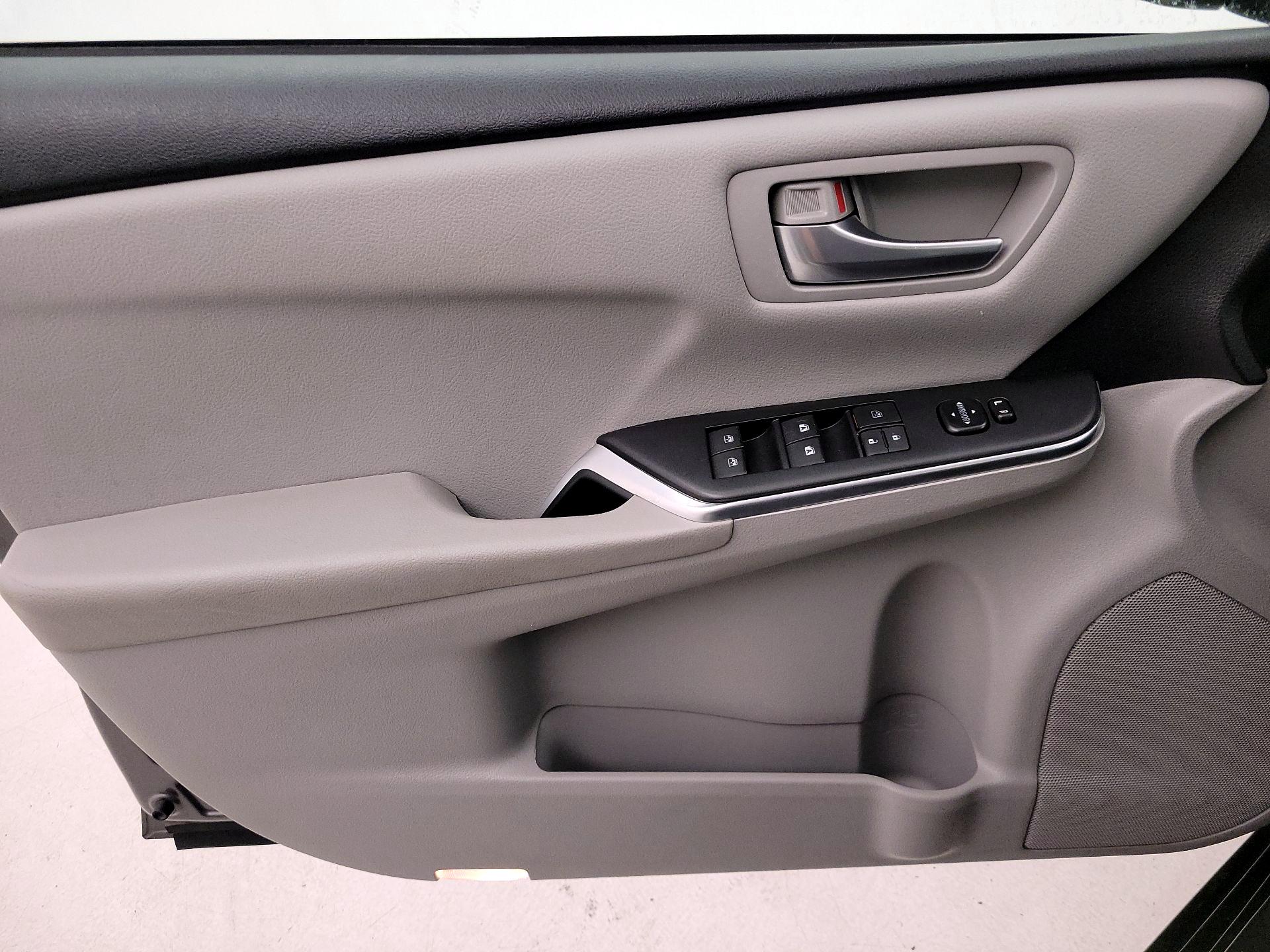 Thumbnail: 2017 Toyota Camry - 12