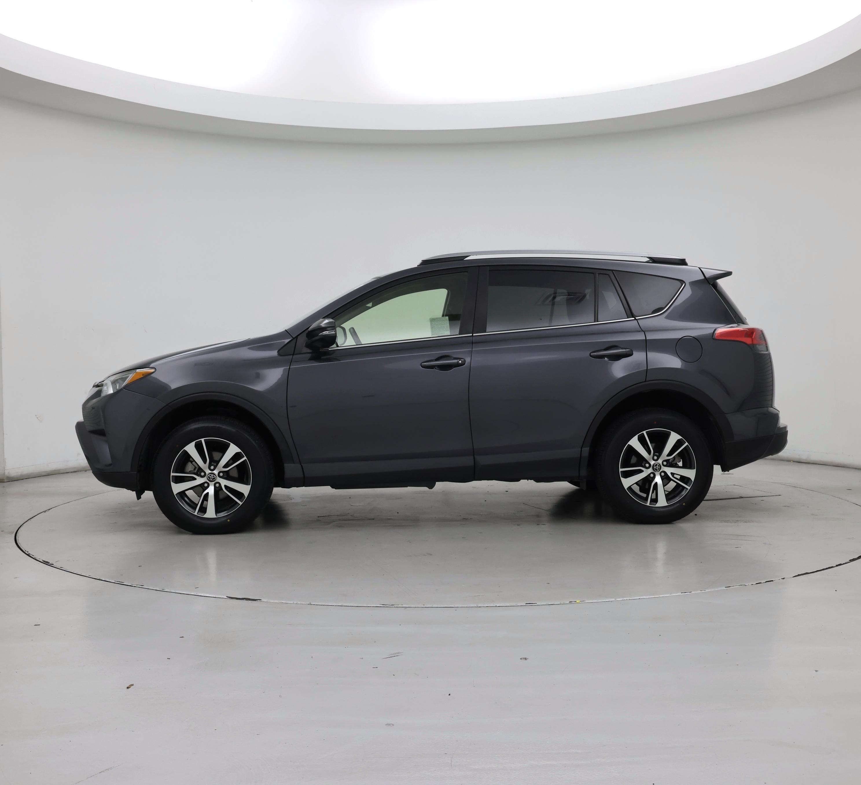 Thumbnail: 2018 Toyota RAV4 - 3