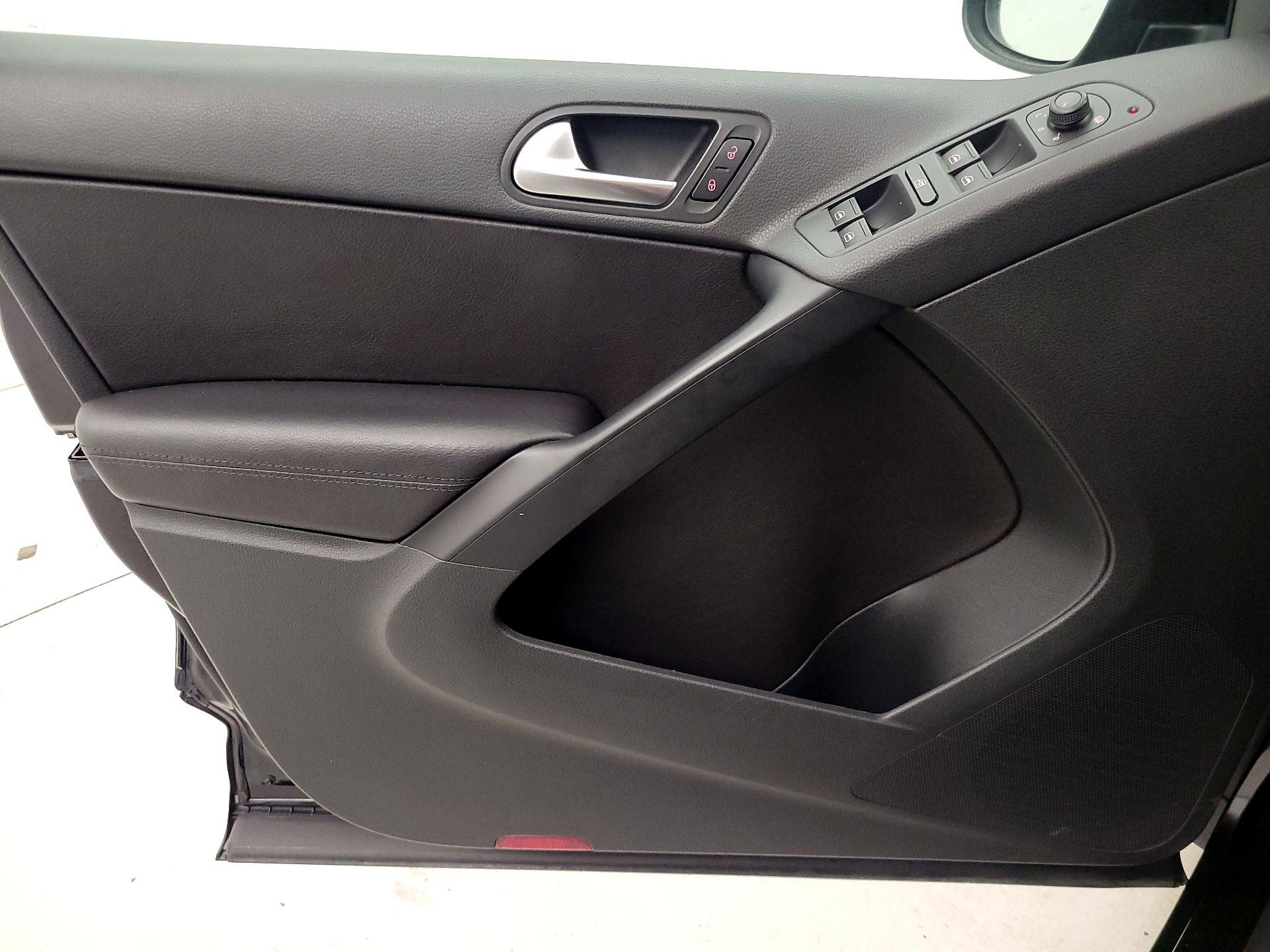 Thumbnail: 2016 Volkswagen Tiguan - 12