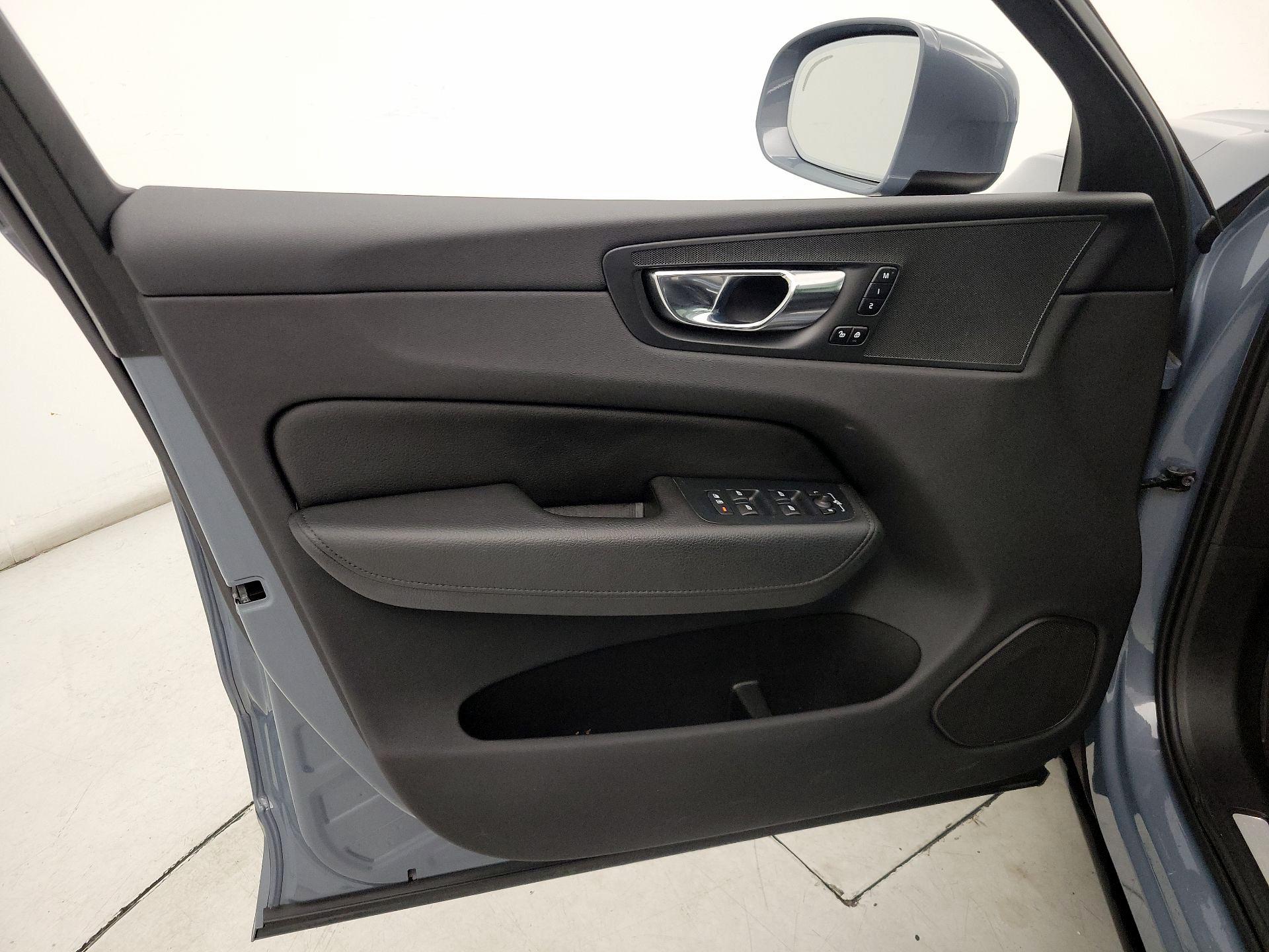 Thumbnail: 2022 Volvo XC60 - 12